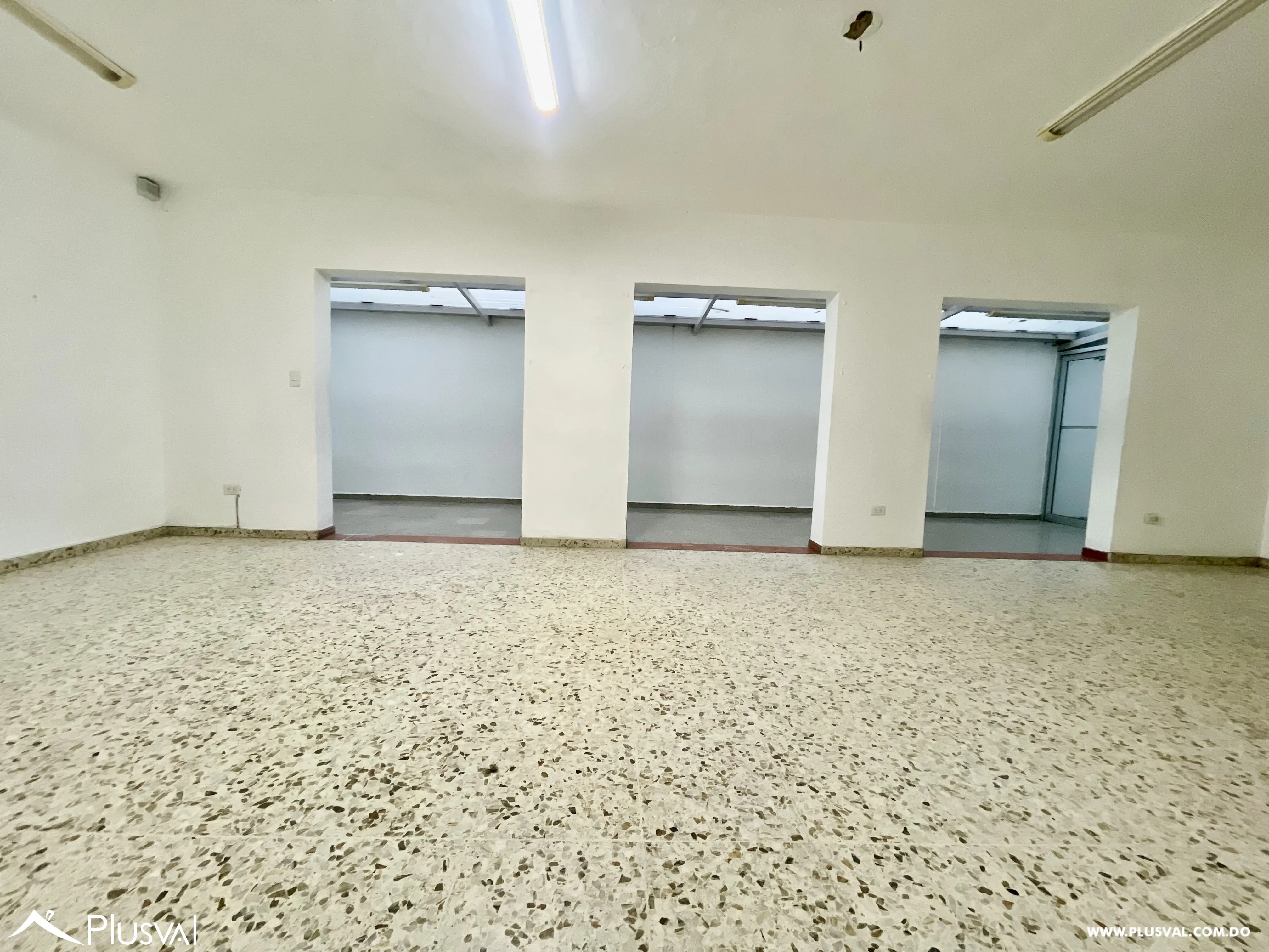 Amplio Local Comercial en el Ensanche Julieta 468553