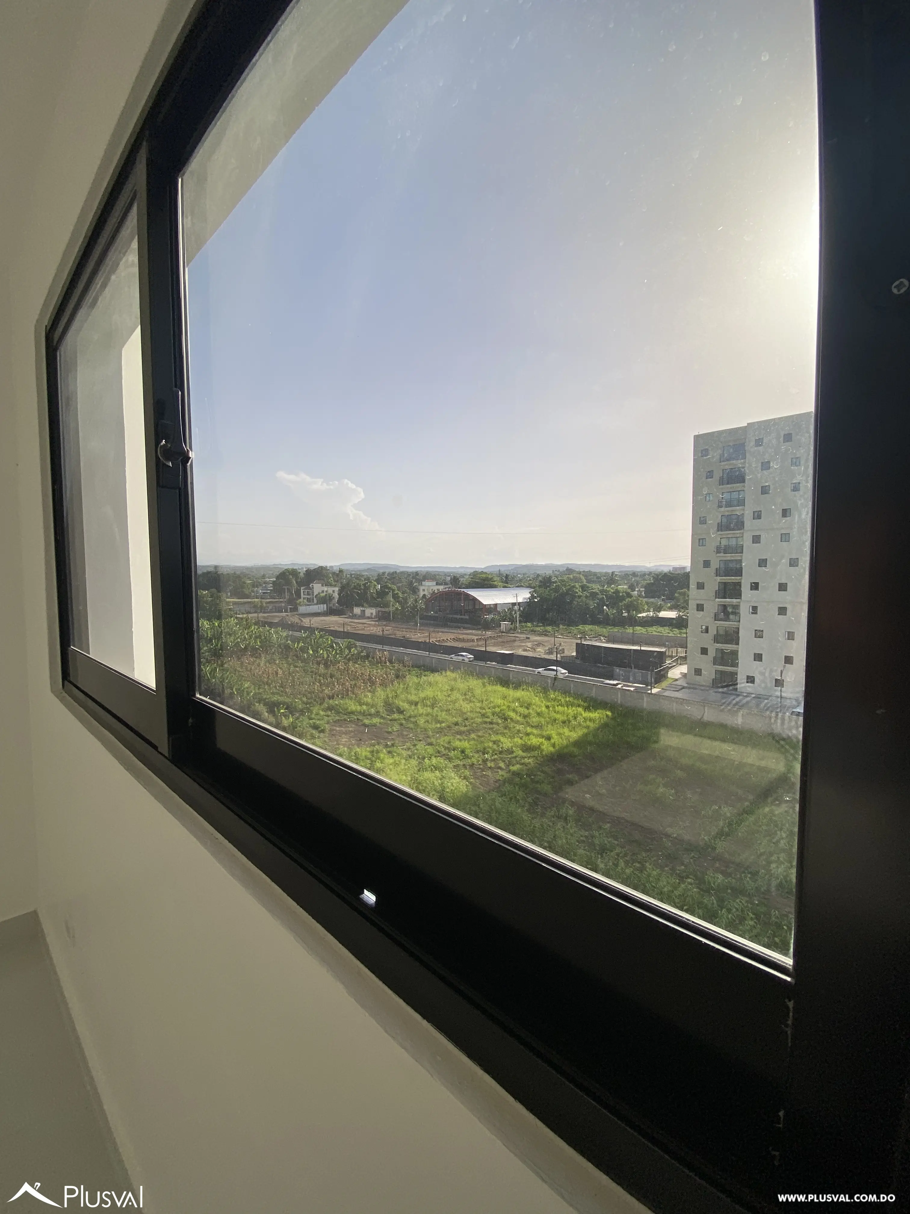 Apartamento en 4to nivel con ascensor, ubicado en una moderna torre próxima al Aeropuerto Internacional del Cibao, ideal para vivir o invertir. 518558