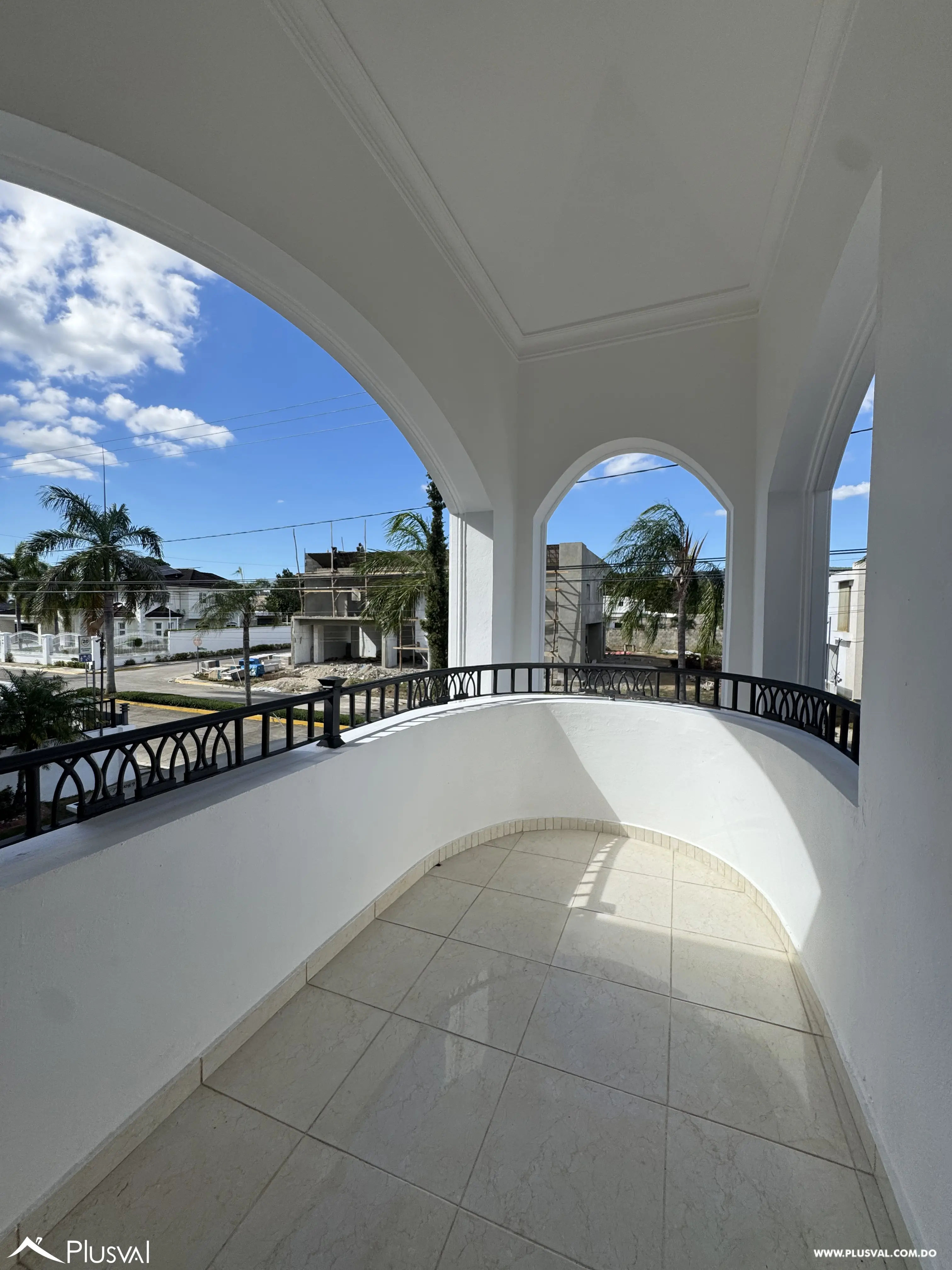 Casa de Dos Niveles en Alquiler en Exclusivo Complejo Habitacional Privado 528700