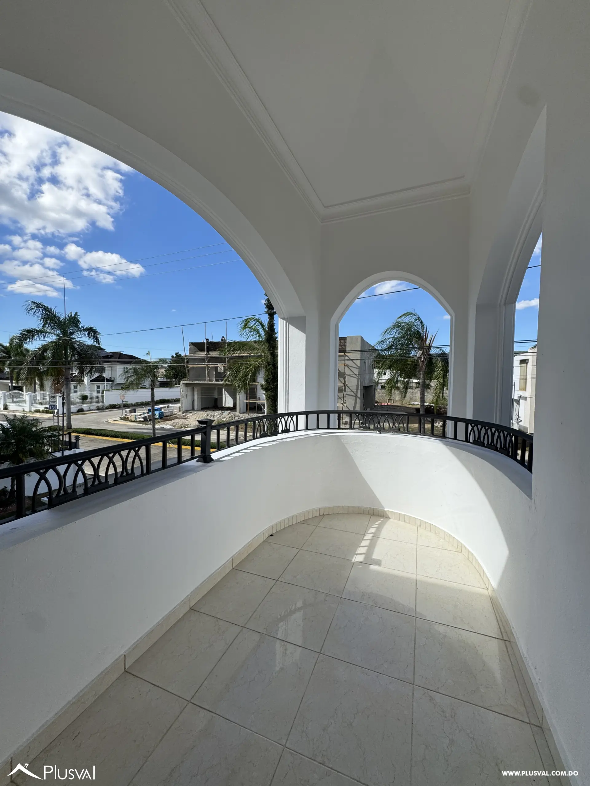Casa de Dos Niveles en Alquiler en Exclusivo Complejo Habitacional Privado 528700