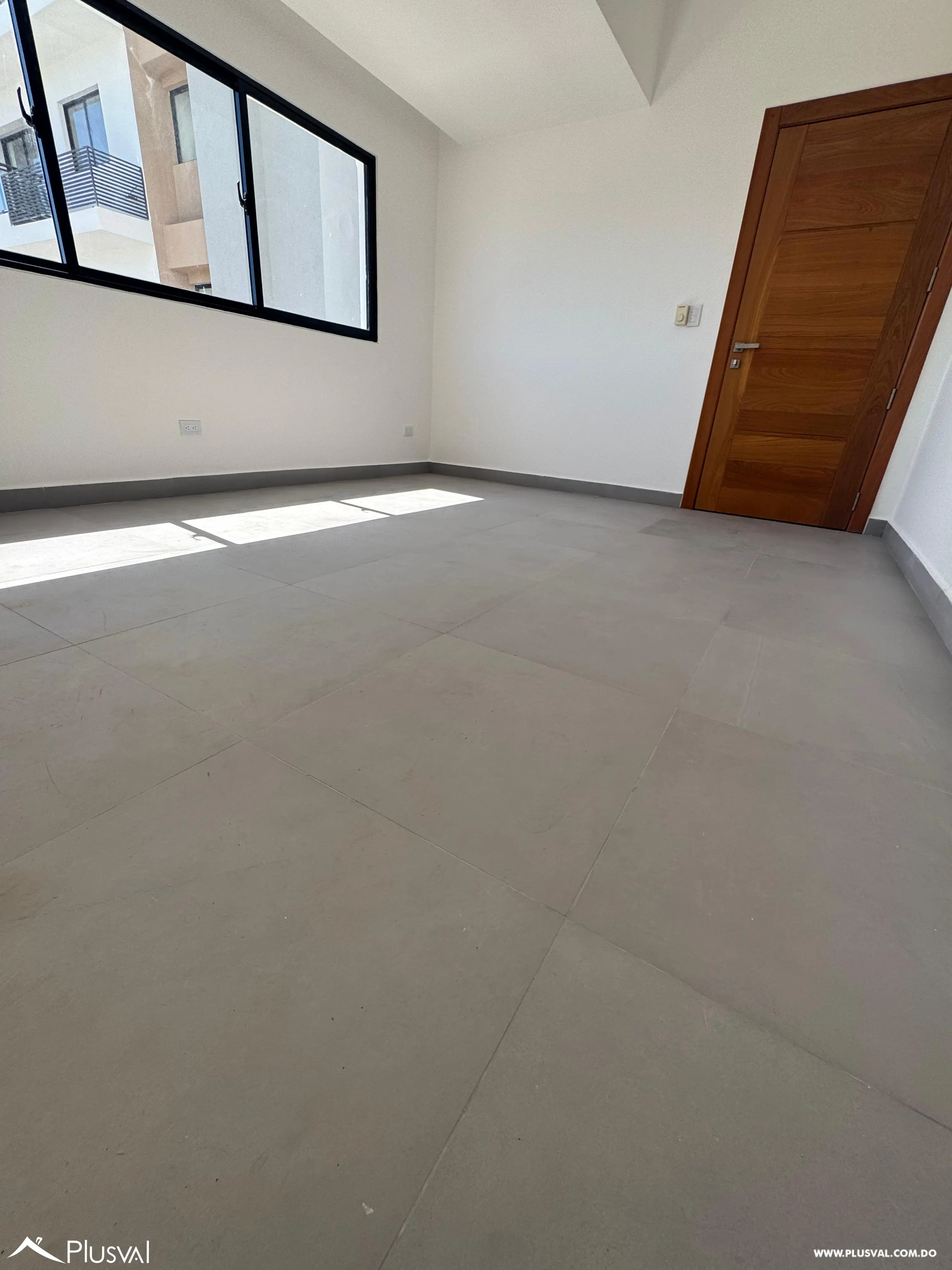 Alquiler de comodo apartamento en torre moderna de Evaristo Morales 458270