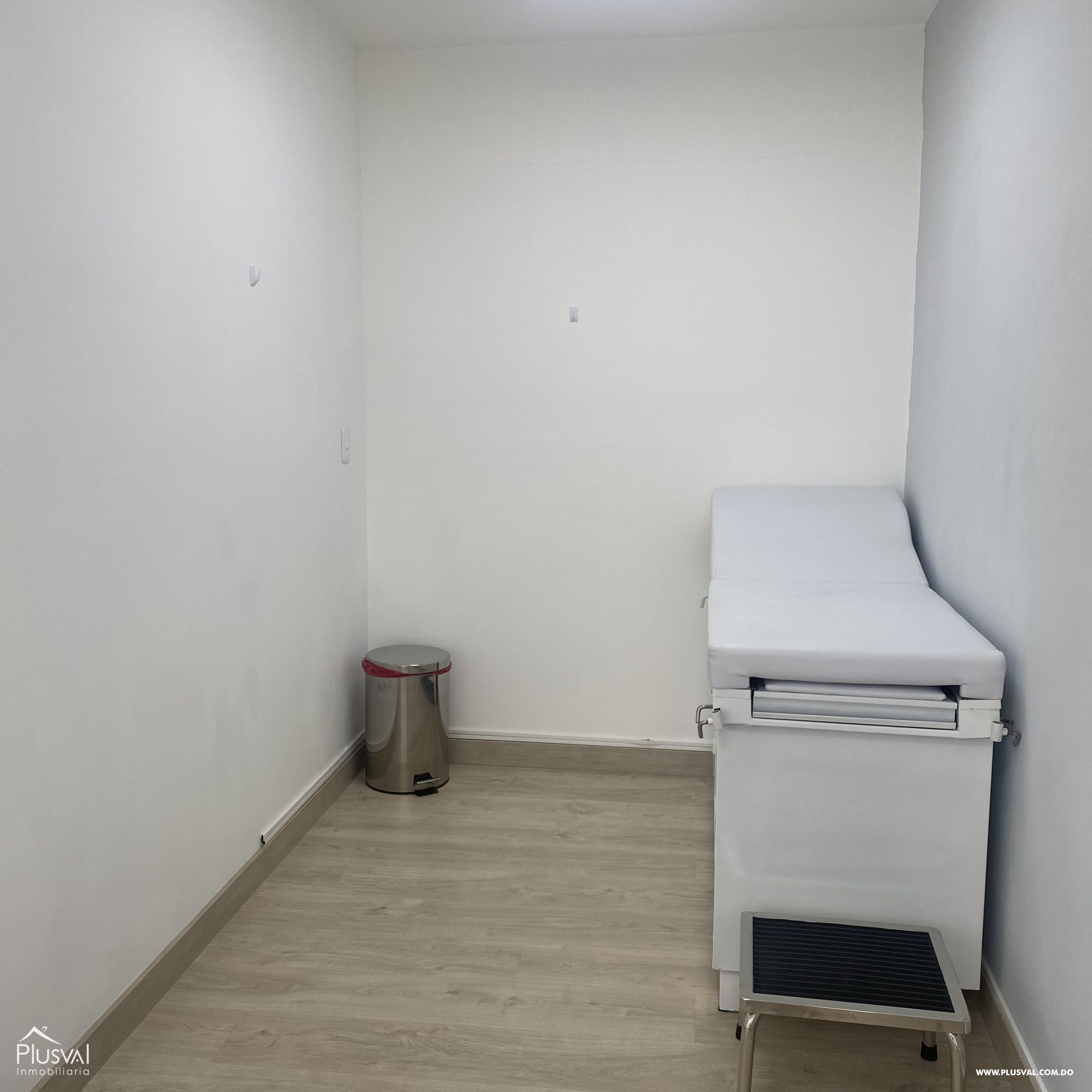 Alquilo local comercial moderno vacío en Bella Vista 403938