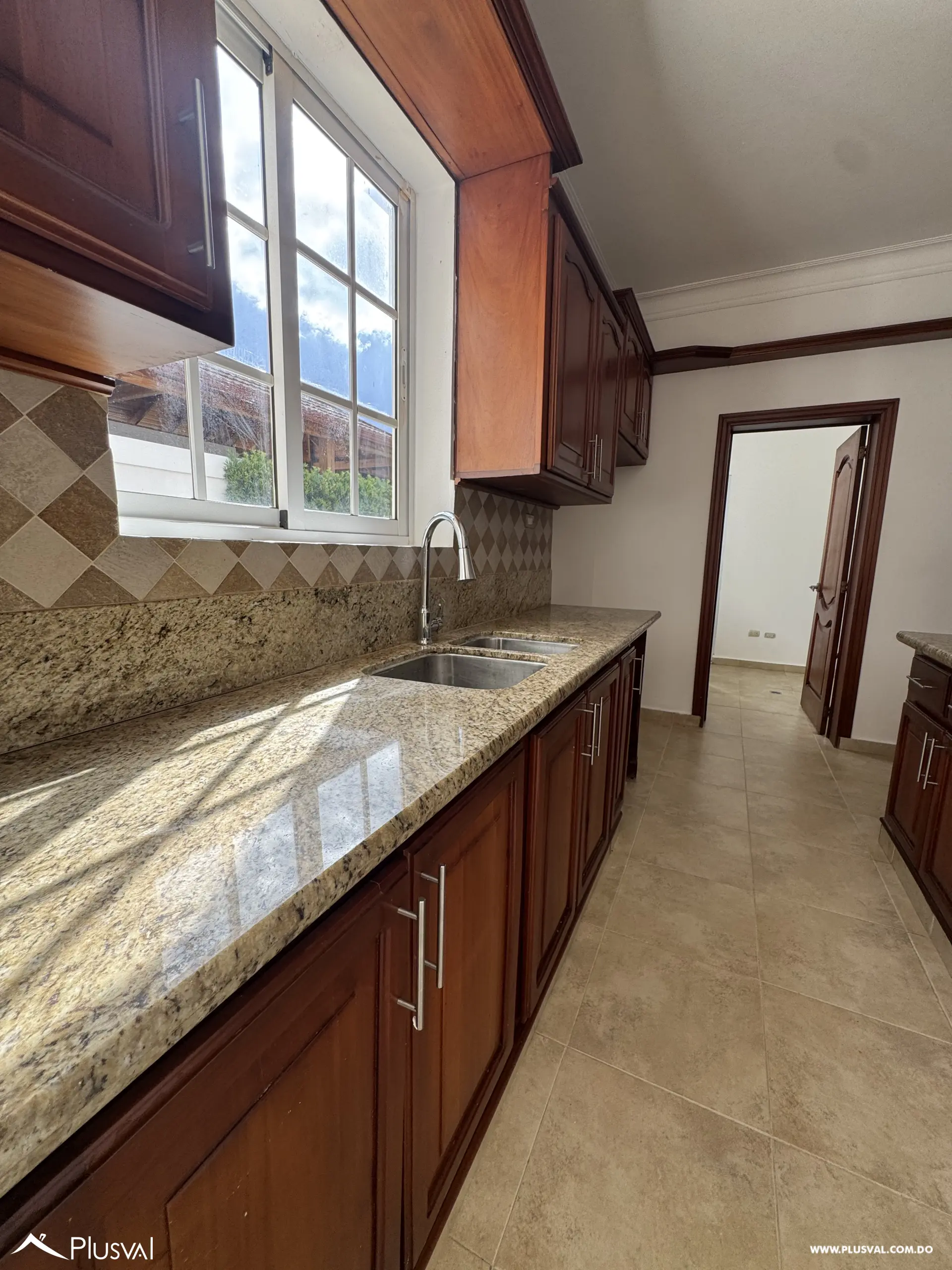 Casa de Dos Niveles en Alquiler en Exclusivo Complejo Habitacional Privado 528692