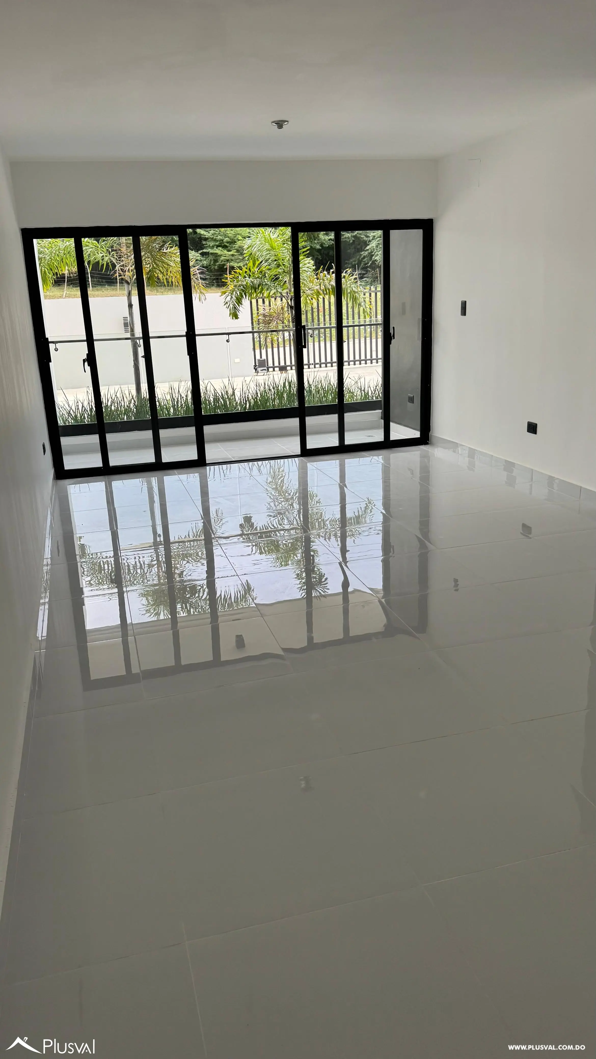 Alquila amplio apartamento en primer nivel con excelente distribución en  zona de mayor  proyección en Santiago. 478796