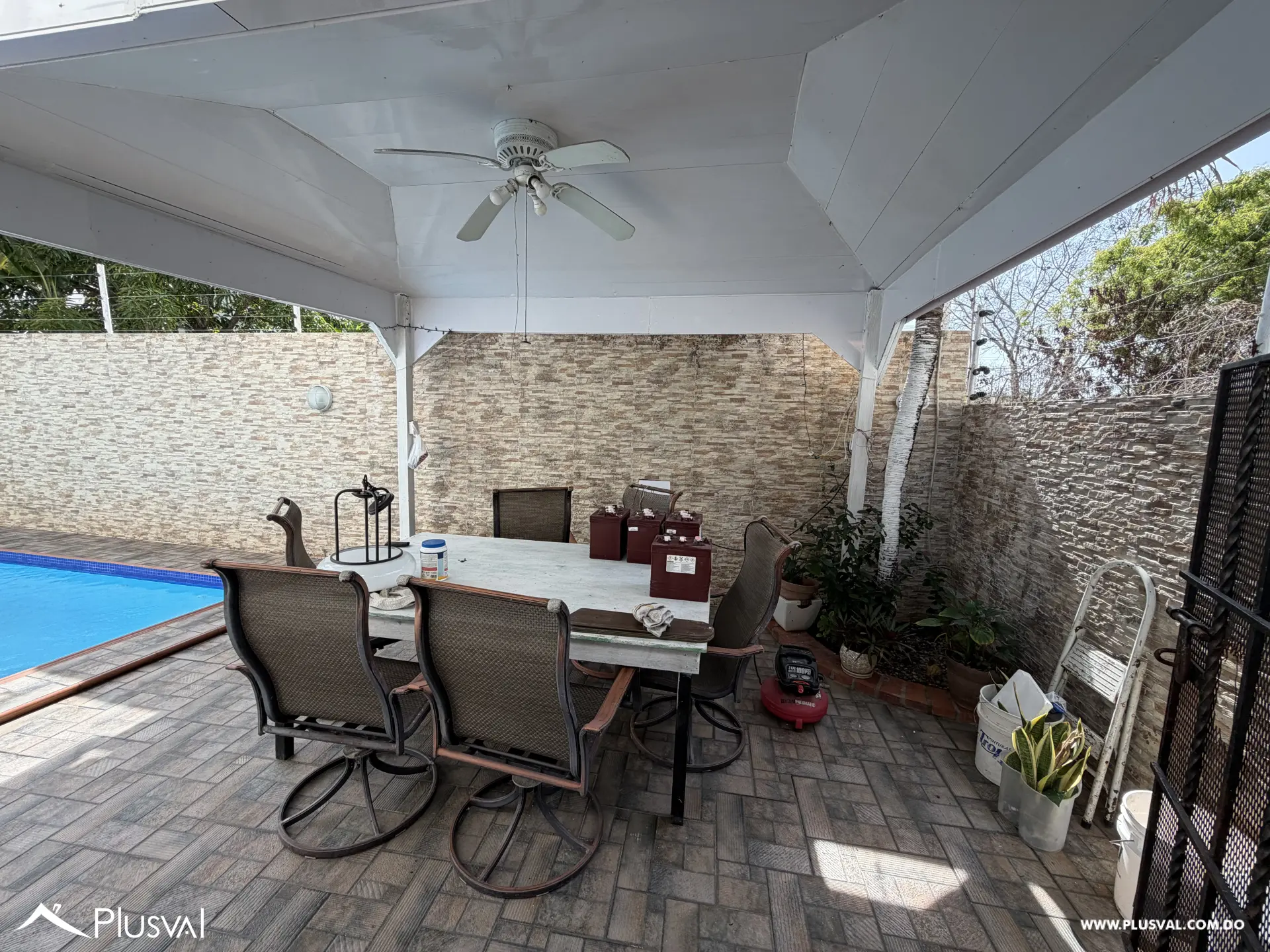 Casa de 3 Niveles con Piscina y Área Social en Juan Dolio 513223