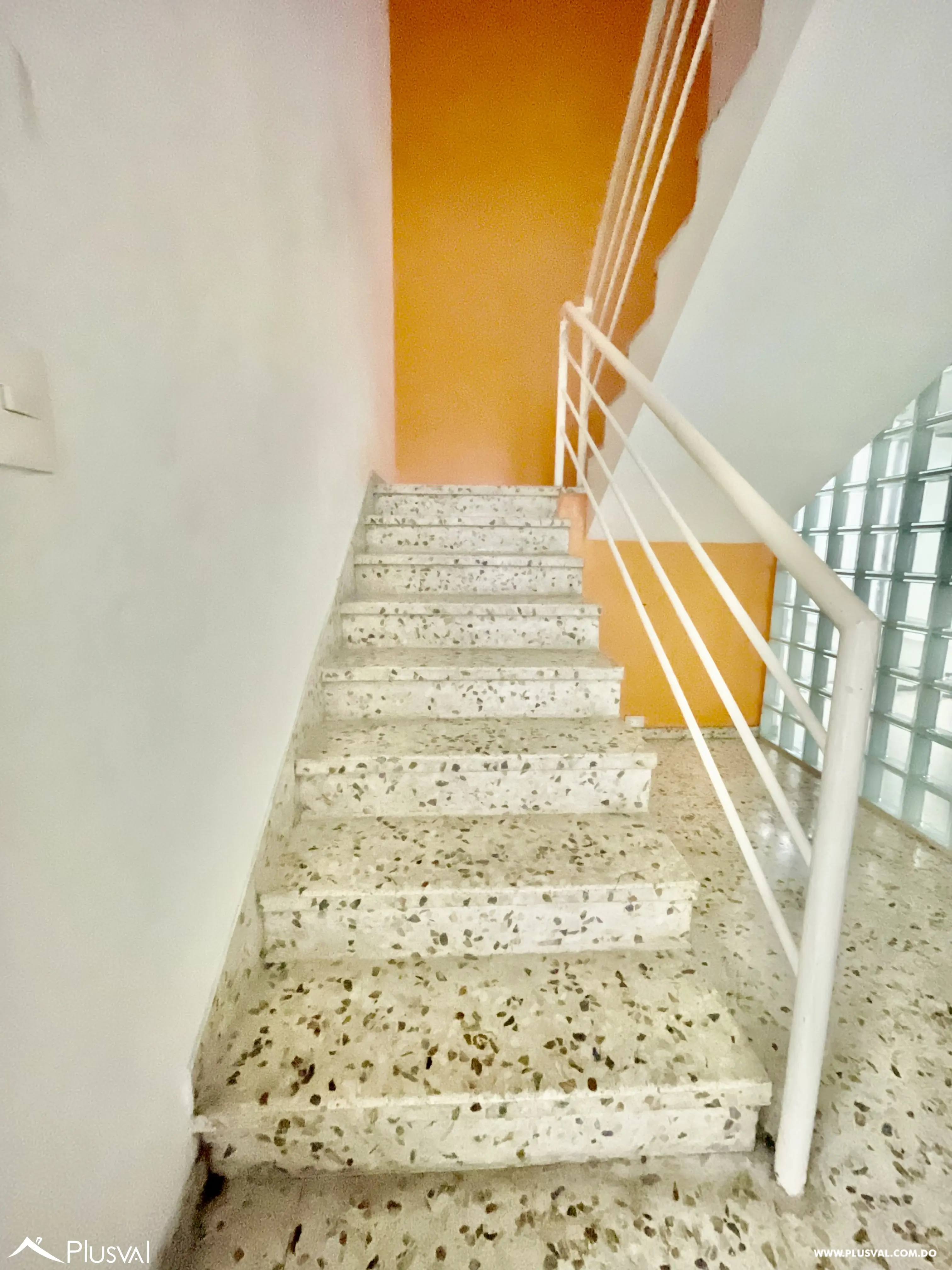Amplio Local Comercial en el Ensanche Julieta 468547