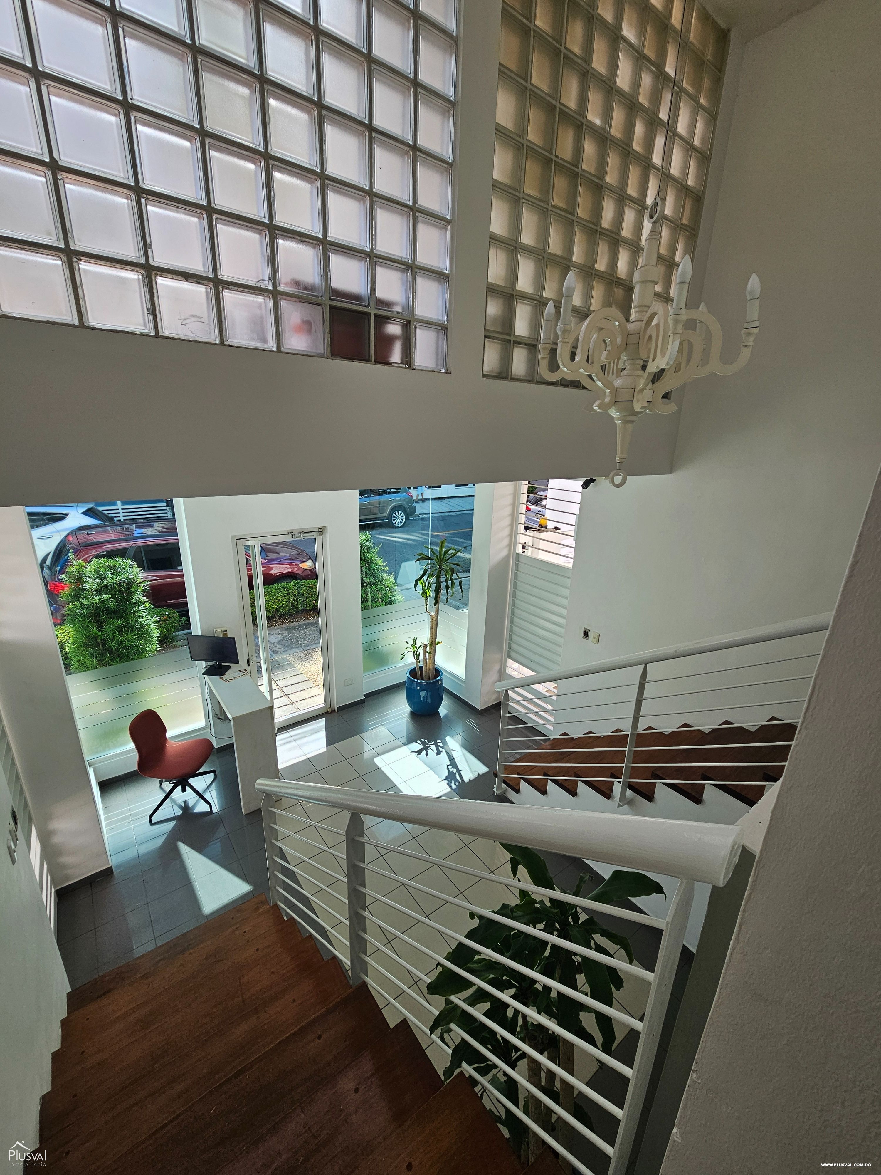 Amplio apartamento con balcón frontal en Urb. Real 473515