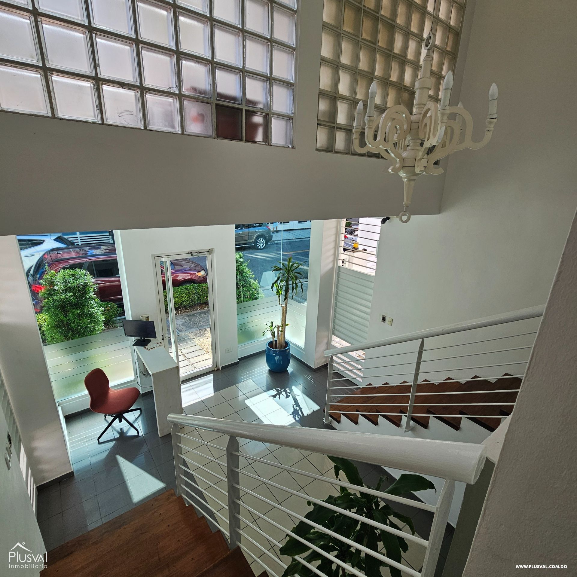 Amplio apartamento con balcón frontal en Urb. Real 473515
