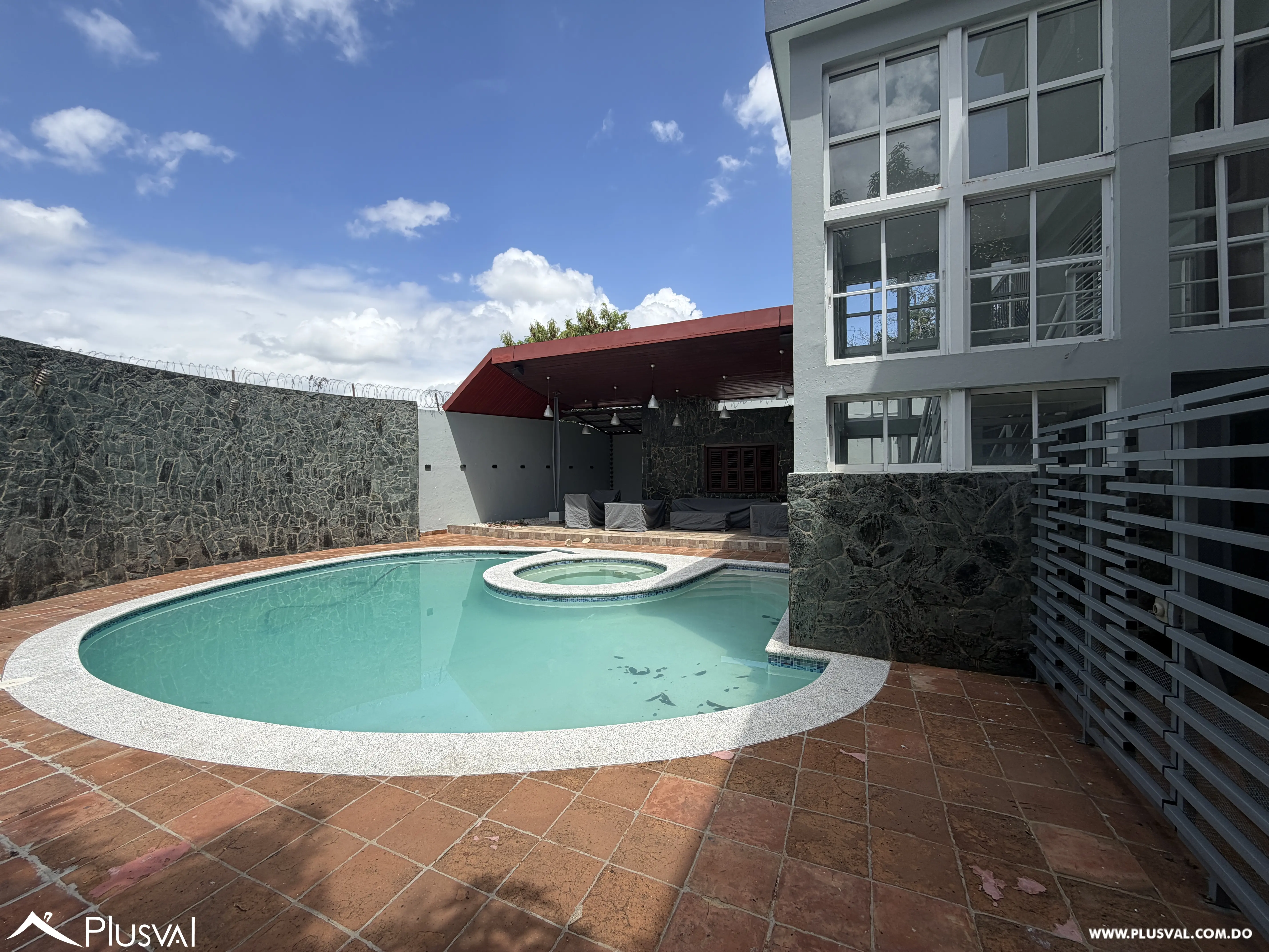 Amplia casa con piscina ubicada en Santo Domingo Oeste. 523650