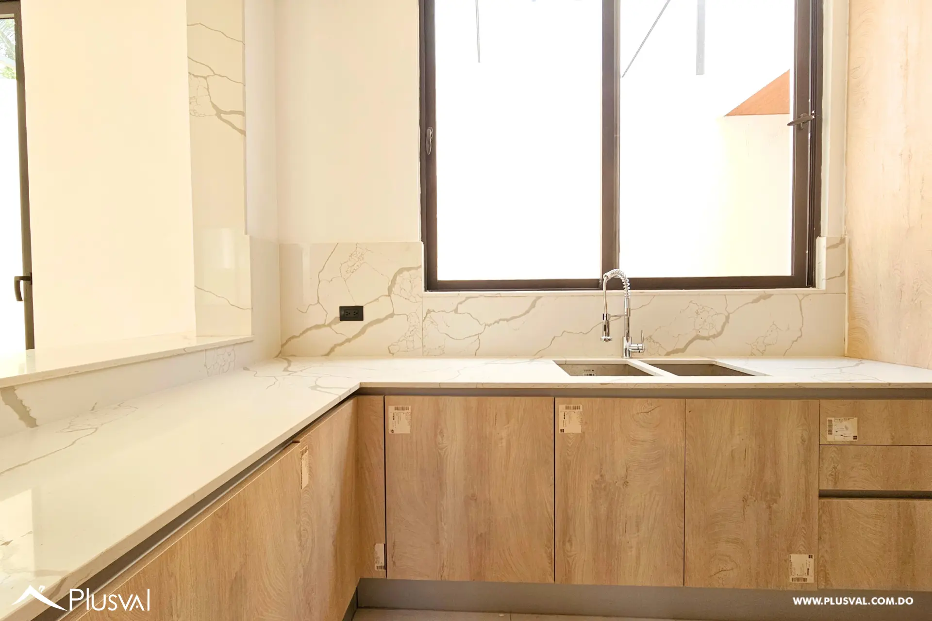 Casa en Residencial Cerrado en Alquiler con Línea Blanca en Arroyo Hondo 509167