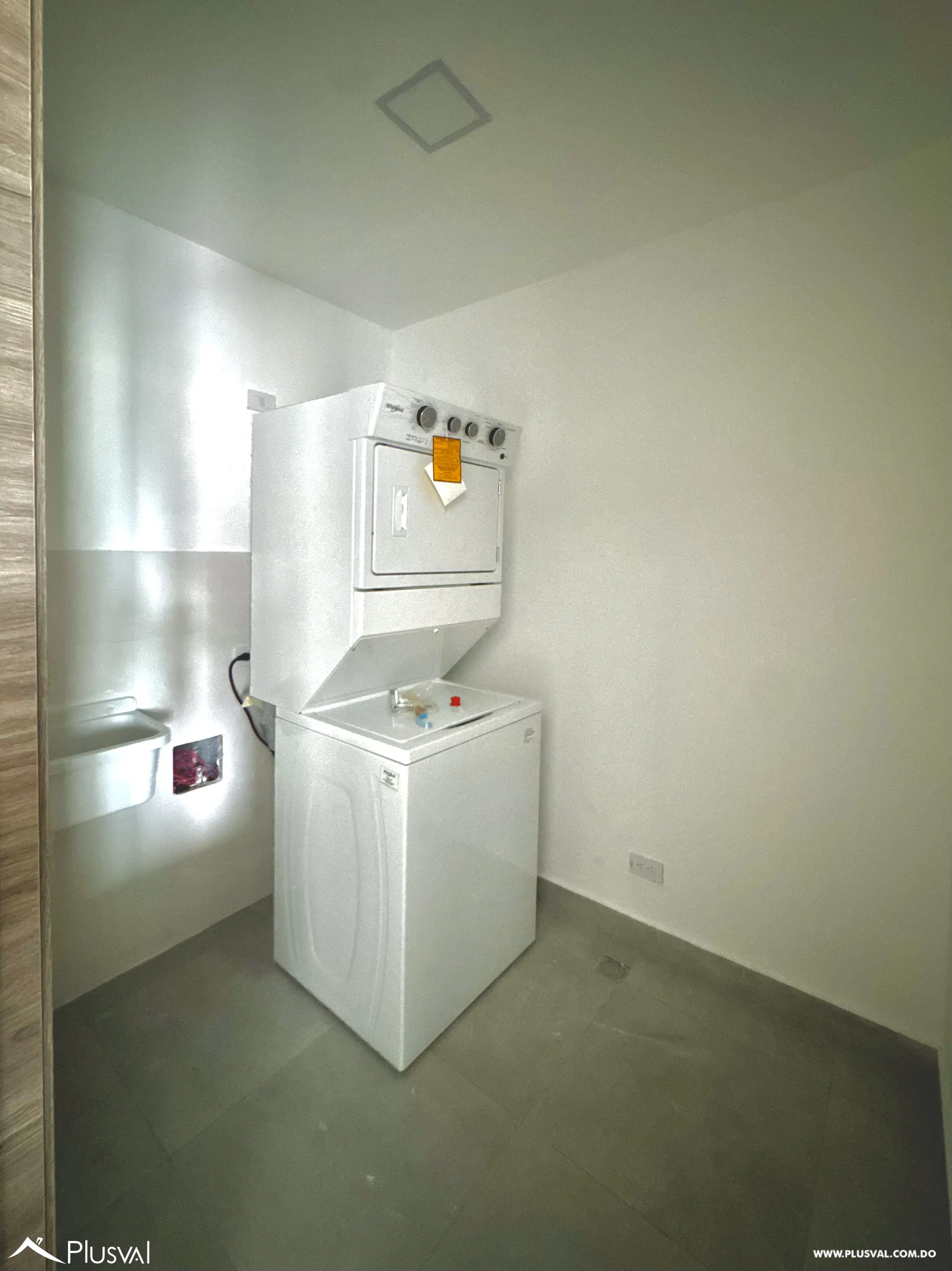 Apartamento en venta de dos habitaciones en Naco con linea blanca. 484599