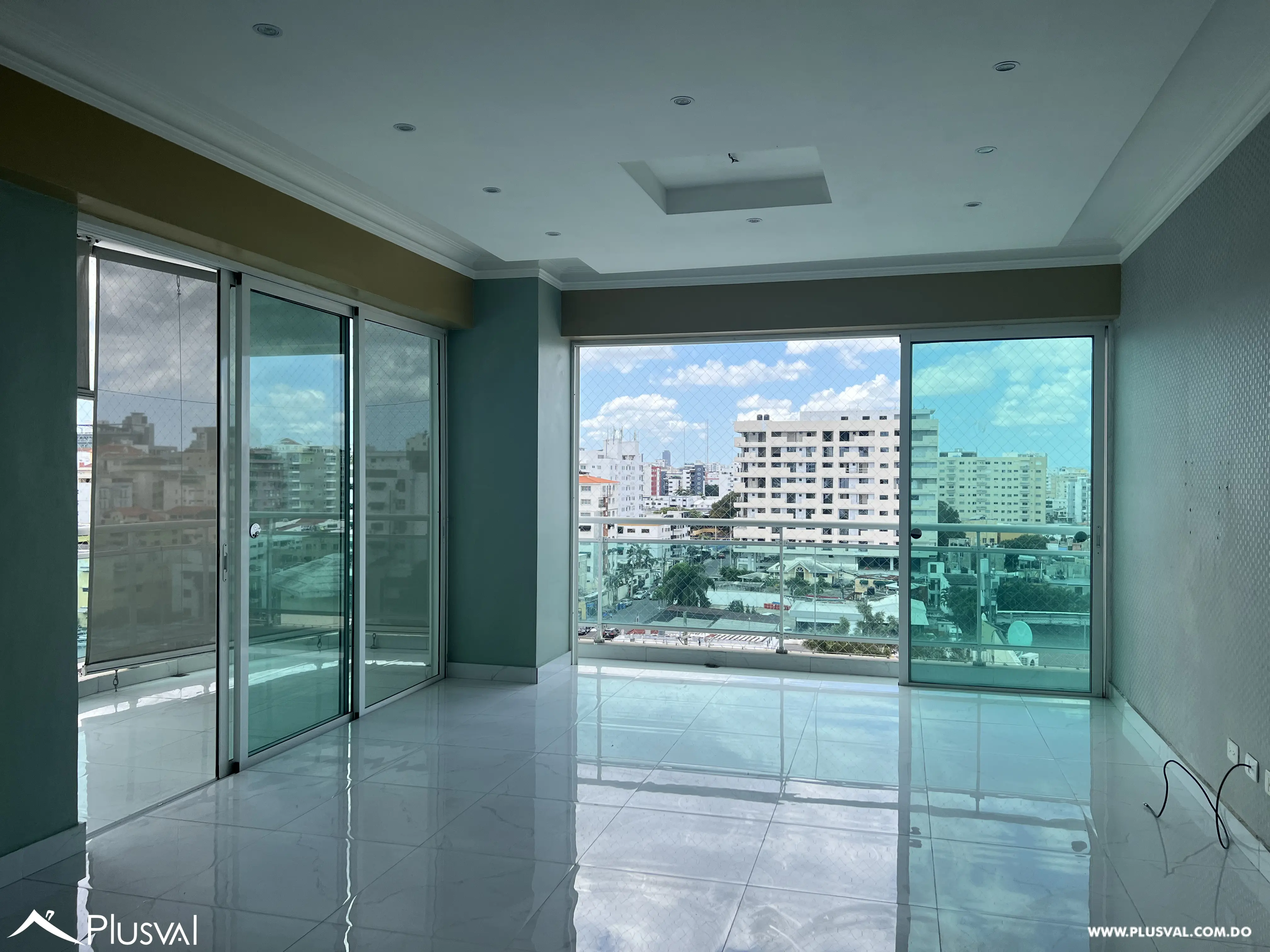 Alquiler de amplio  apartamento amplio en Evaristo Morales. 487572