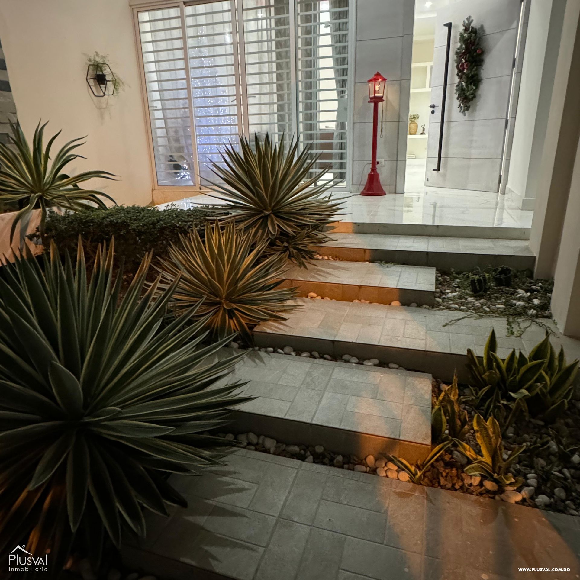 Casa con amplios espacios y moderno diseño en La Vega. 397690