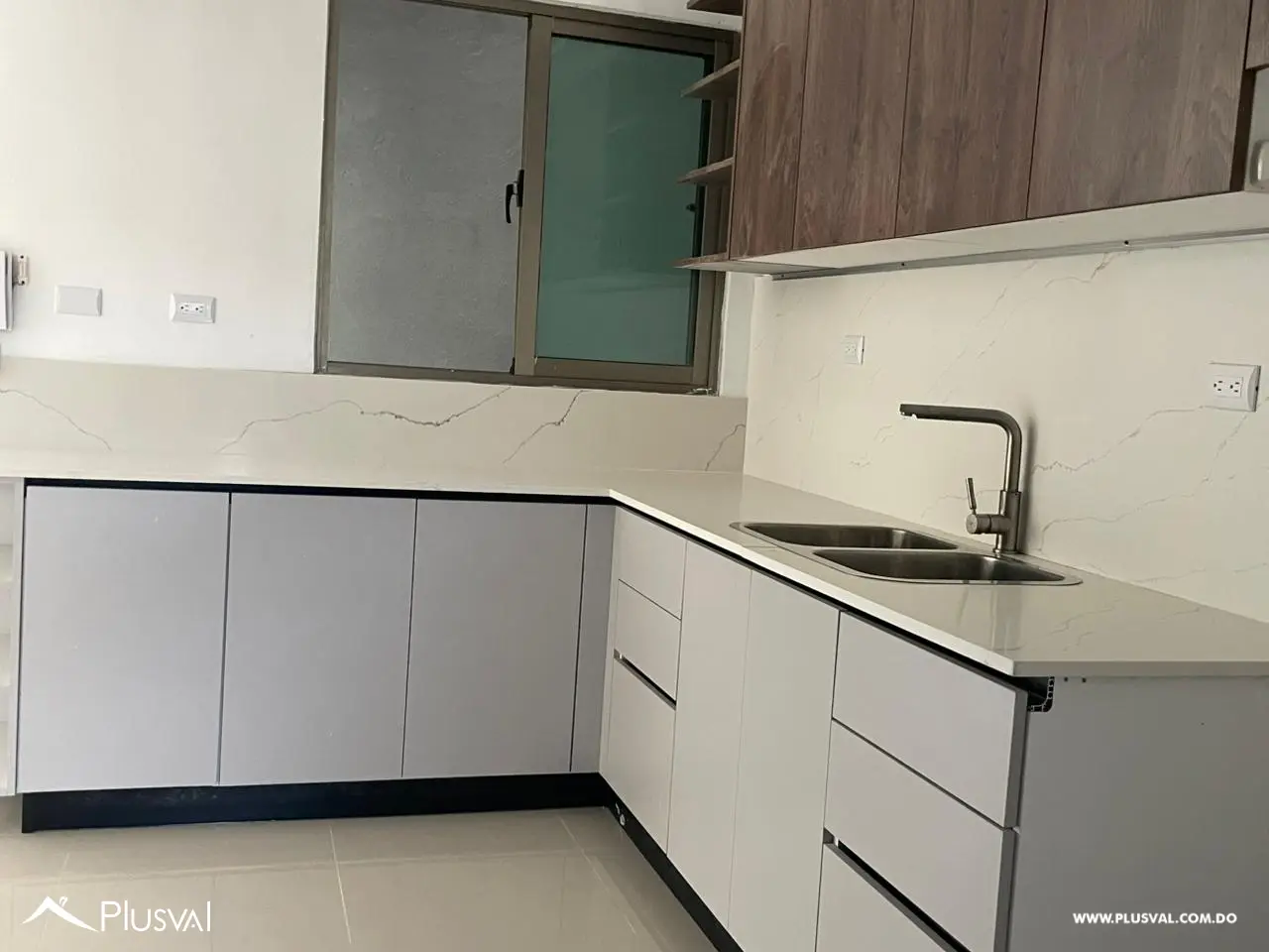 Apartamento en 1er Nivel con Tres Habitaciones y Family Room en La Vega 524717
