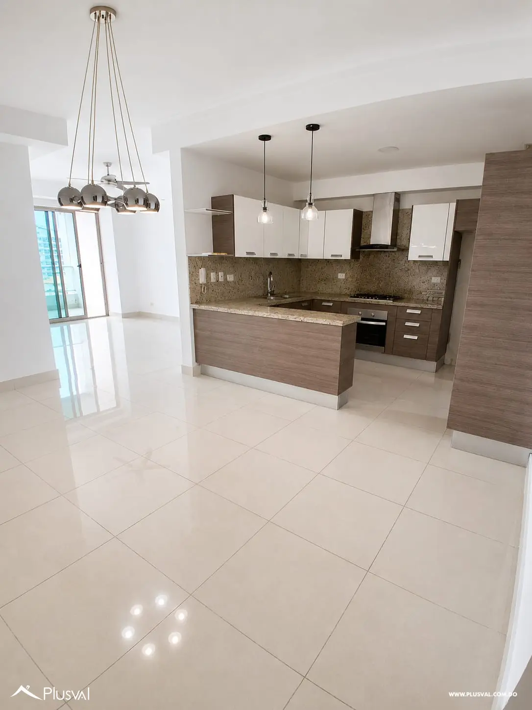 Apartamento con amplio balcon en torre con amenidades en venta 518786