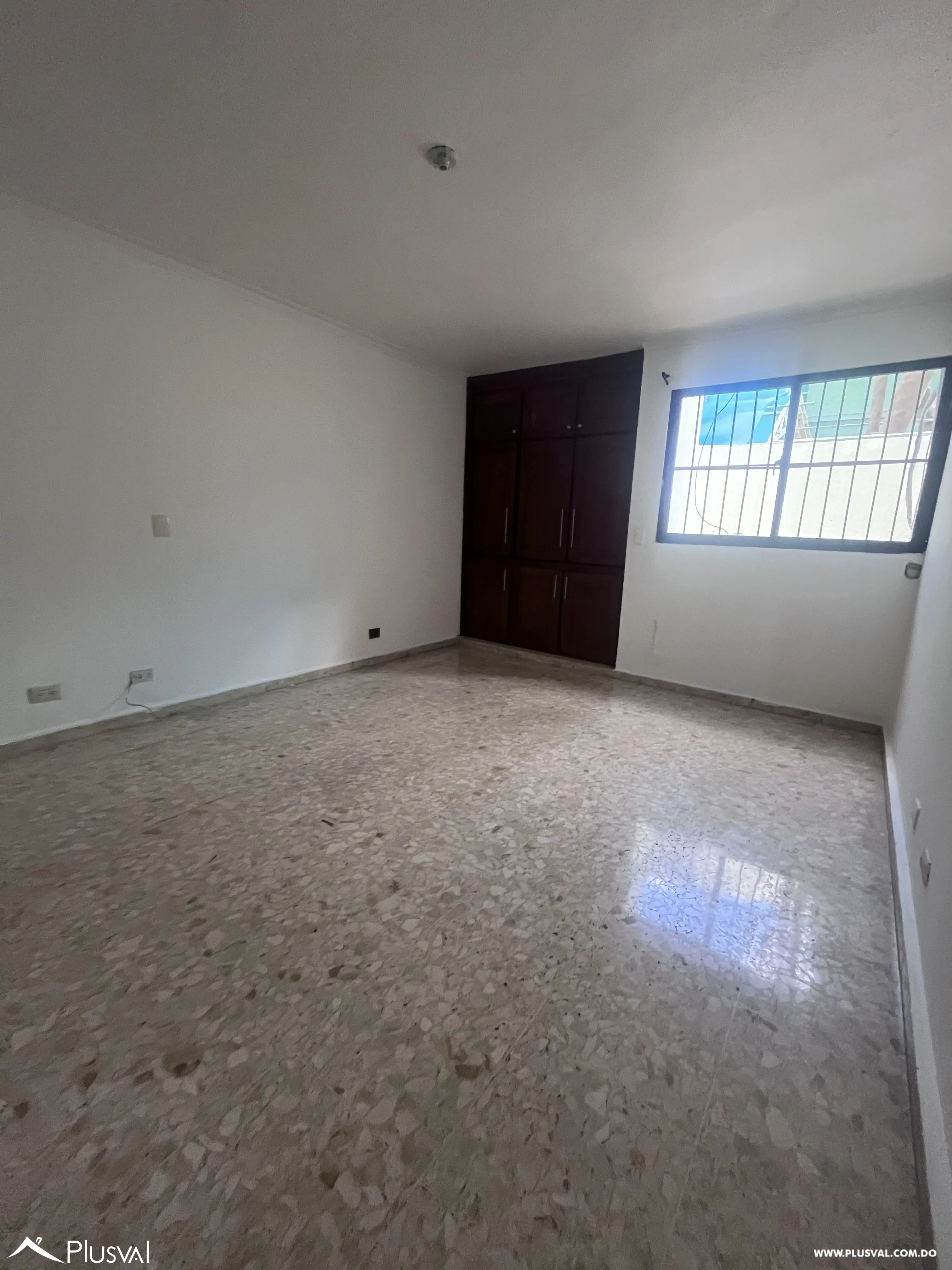 Apartamento en alquiler en el sector Paraiso de 3 habitaciones para uso residencial u oficinas 493664
