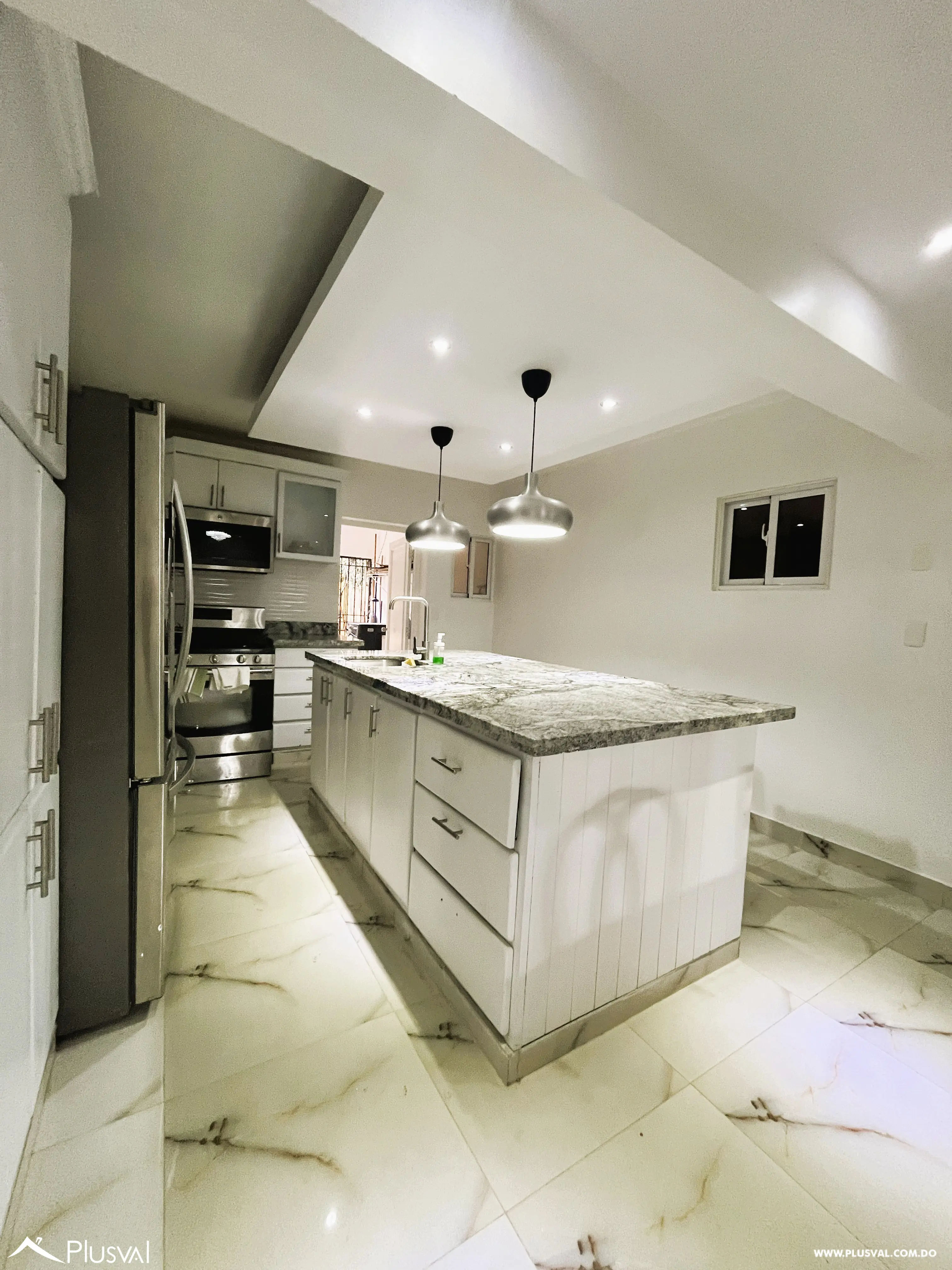 Apartamento de 3 habitaciones en alquiler en Evaristo Morales 523576