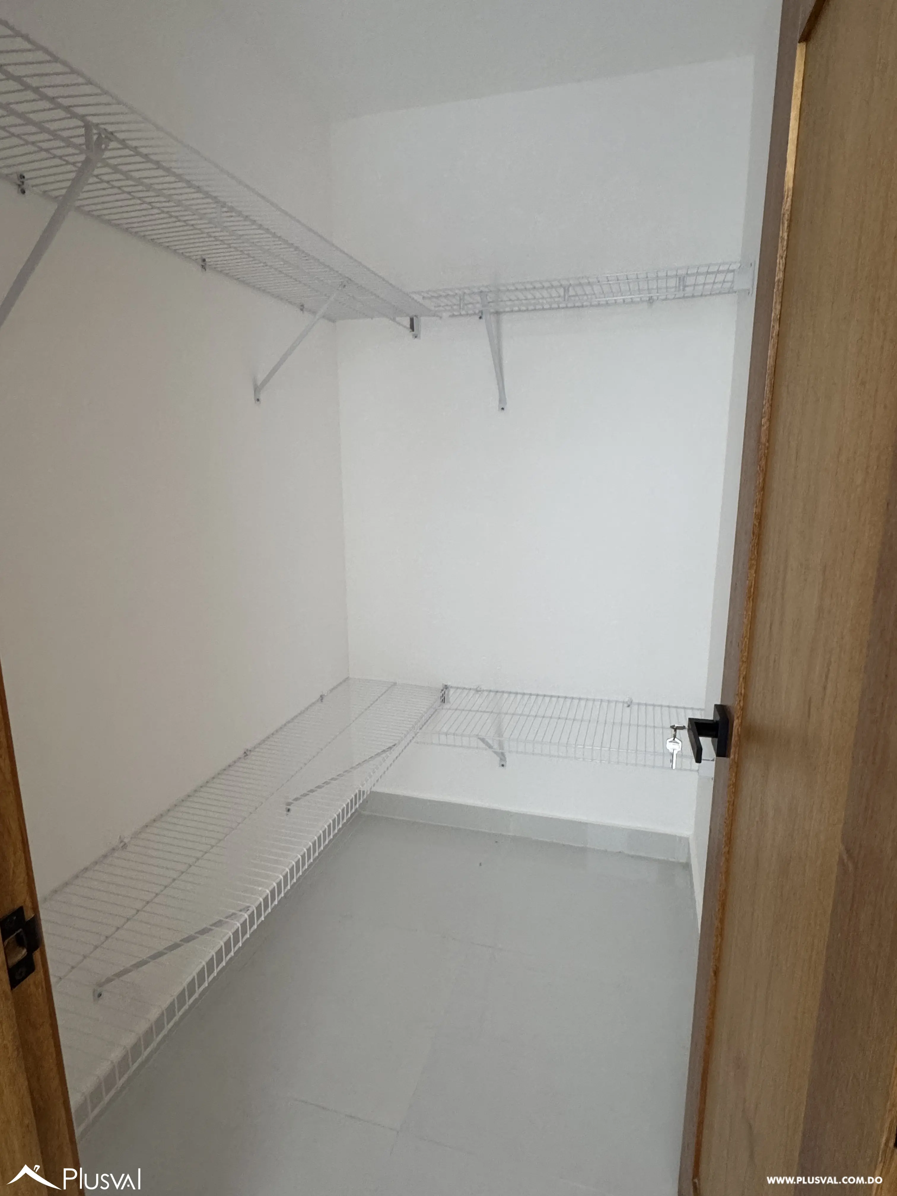 Alquila amplio apartamento en primer nivel con excelente distribución en  zona de mayor  proyección en Santiago. 478802