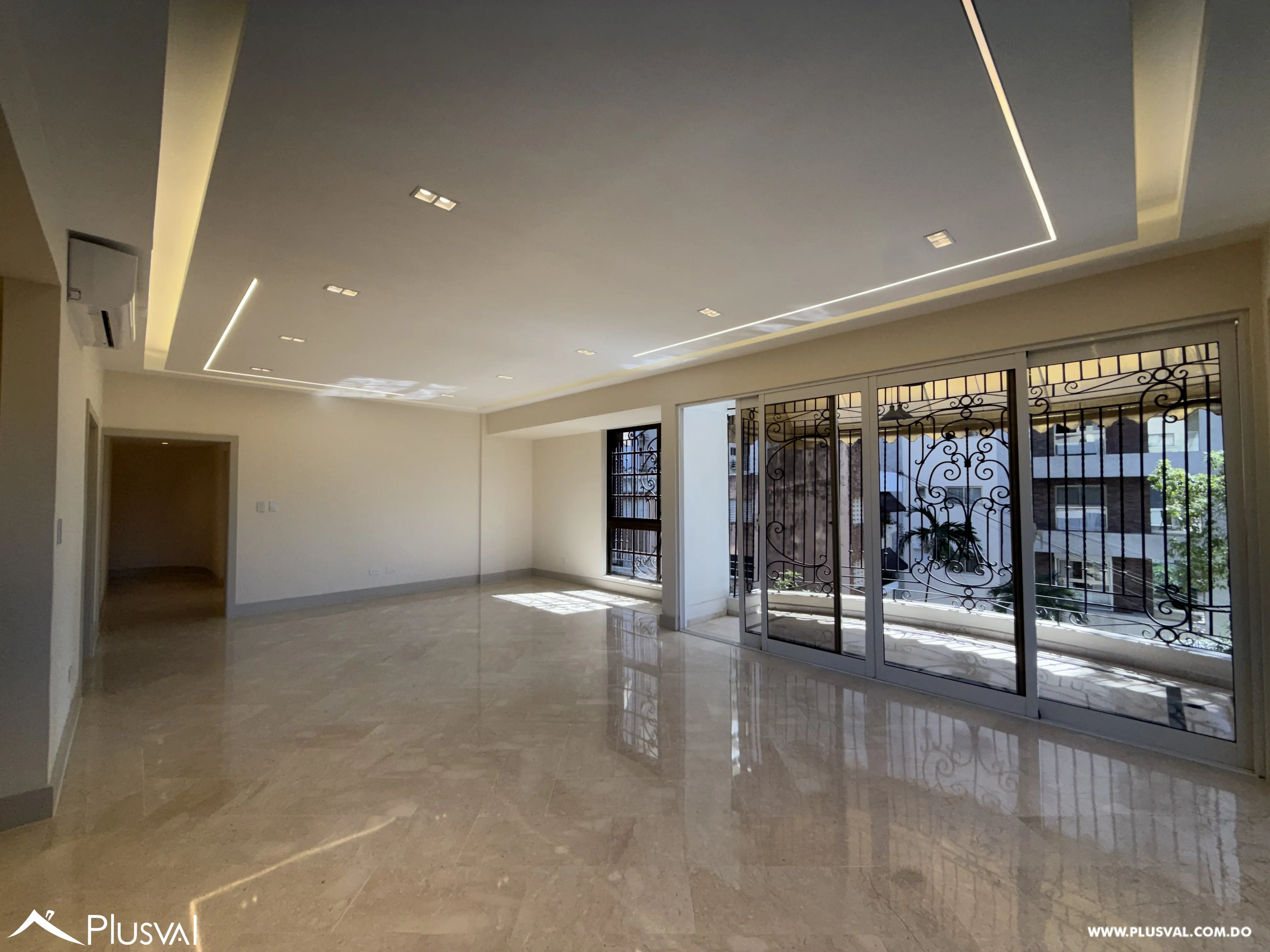 Apartamento familiar en Naco en venta con 3 parqueos y estudio 481202