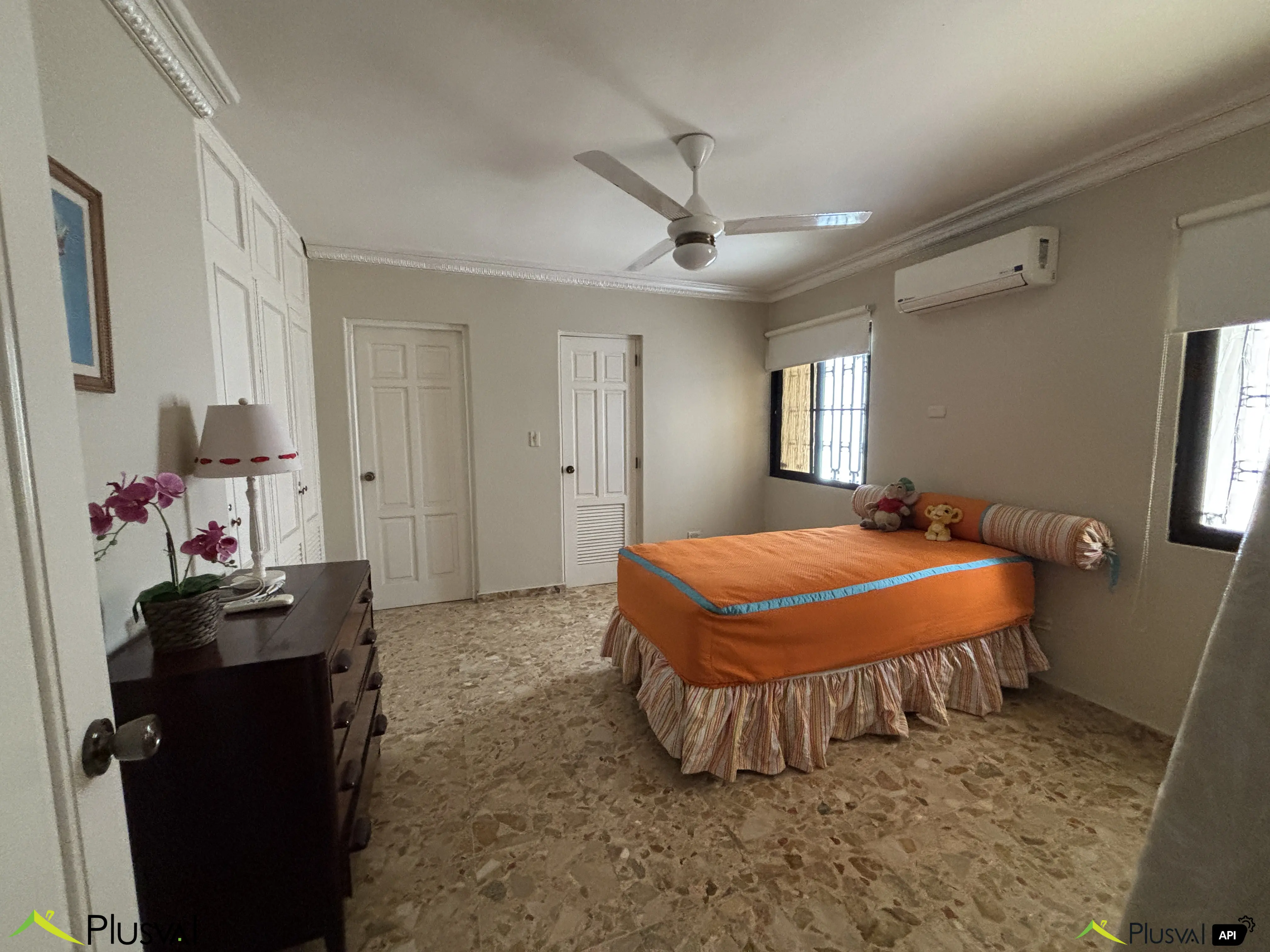 Clásico y amplio apartamento en Venta parcialmente remodelado en primer nivel ubicado en el centro de Piantini, cerca de restaurants, plazas comerciales, salones de belleza, supermercados, etc. 447232