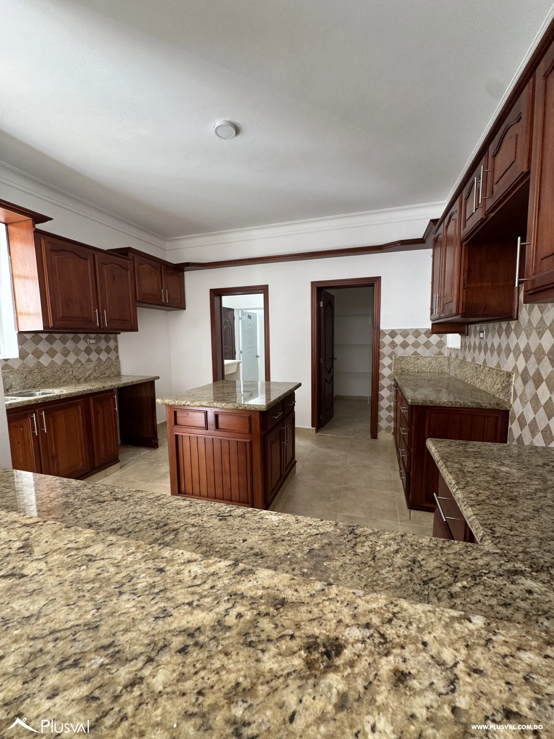 Casa de Dos Niveles en Alquiler en Exclusivo Complejo Habitacional Privado 528690
