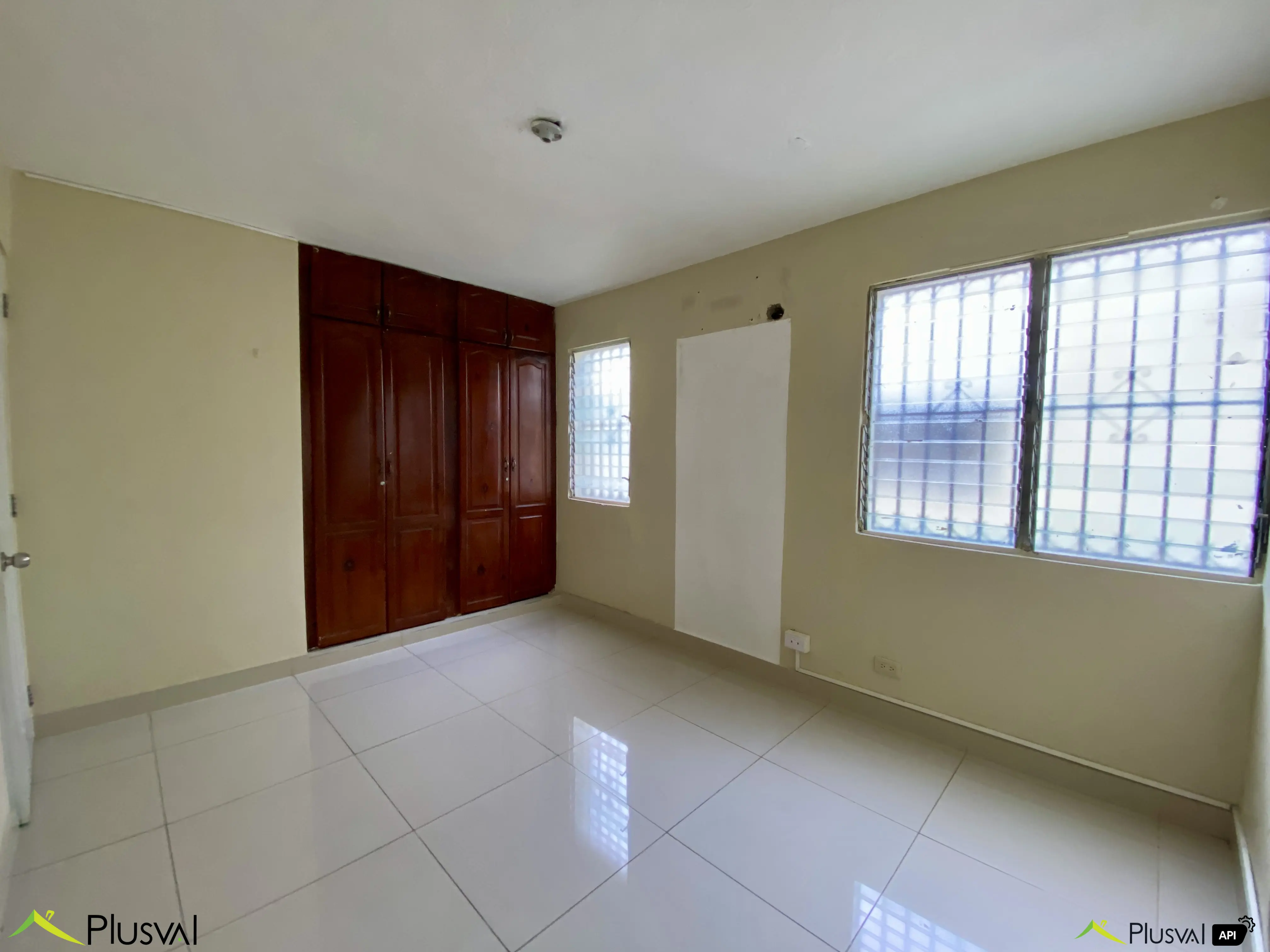 Casa Comercial de Dos Niveles en Alquiler en Urbanización Fernández – Ideal para Oficinas o Negocio 450696