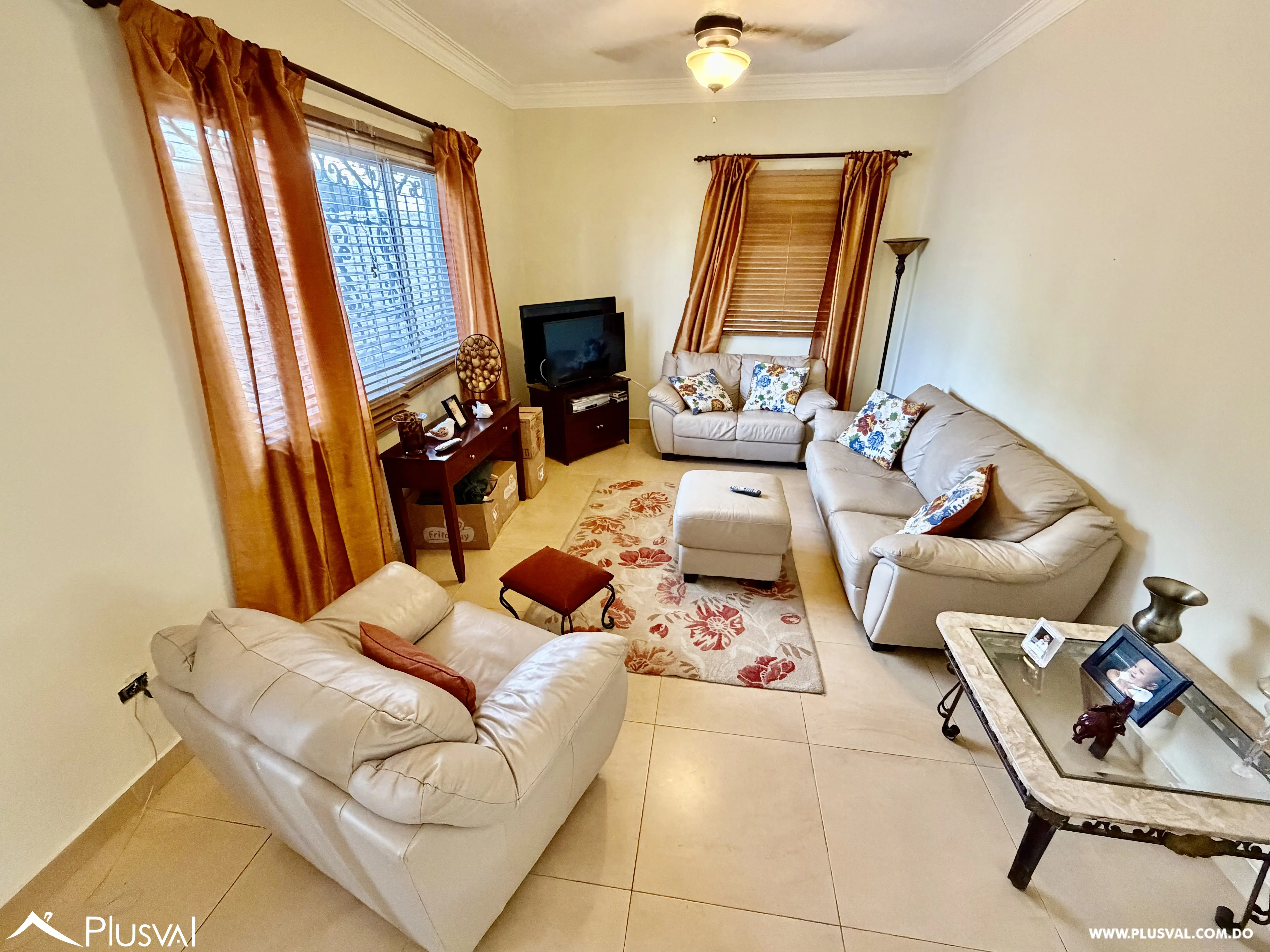 Casa de 3 Niveles con Piscina y Área Social en Juan Dolio 513224