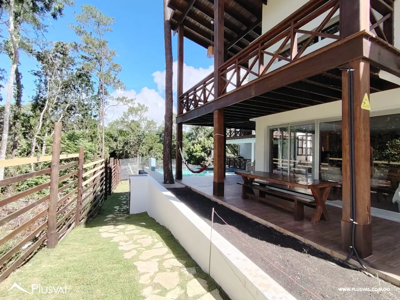 Villa en Jarabacoa, Moderna en Residencial Cerrado 463278