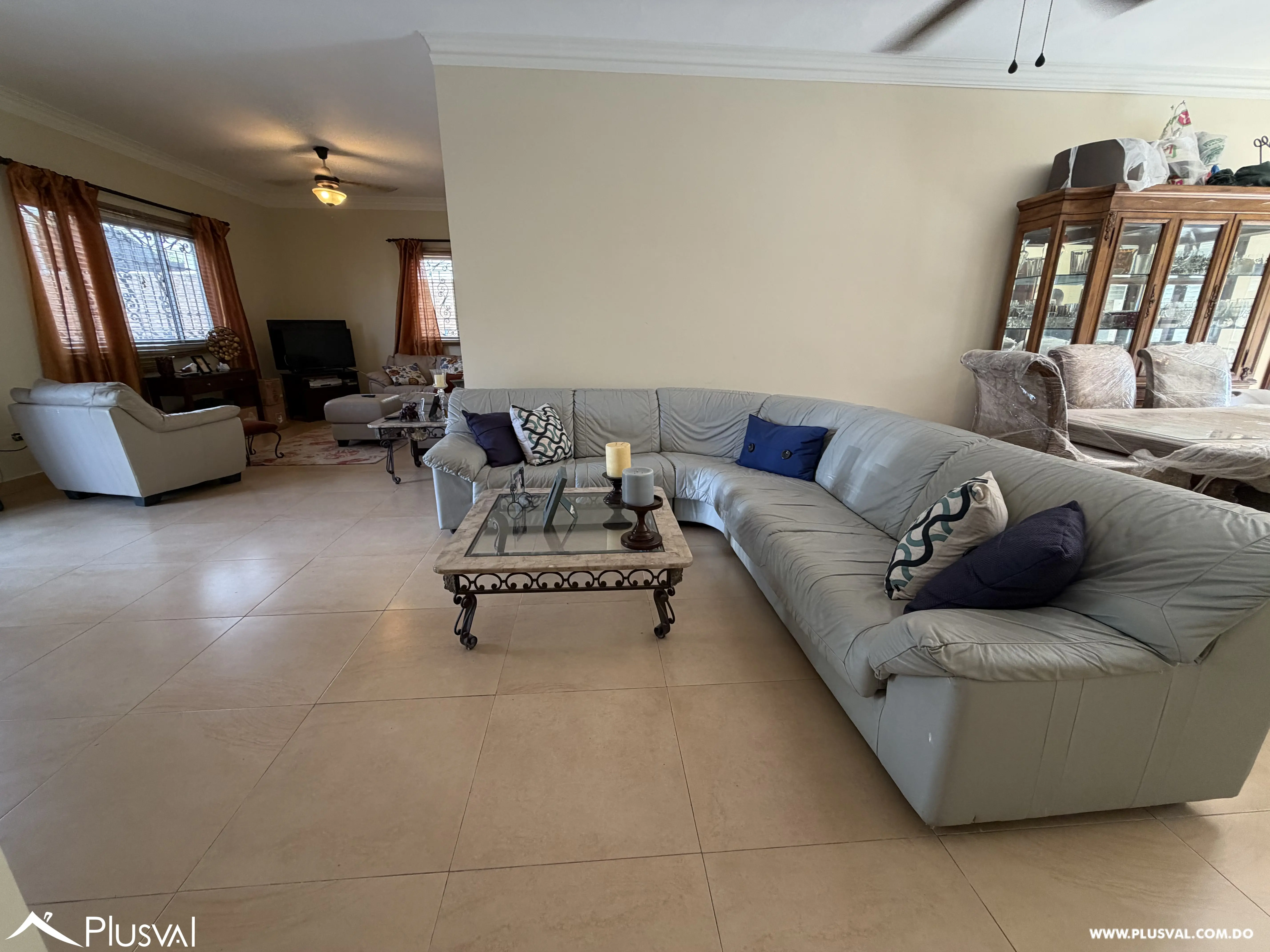 Casa de 3 Niveles con Piscina y Área Social en Juan Dolio 513239
