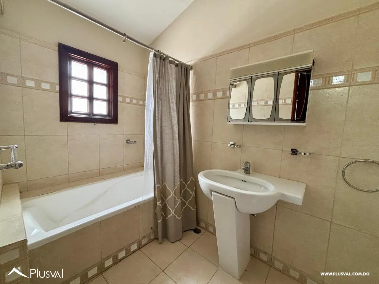 Amplia y clásica casa en alquiler en la mejor zona de Bella Vista 457971