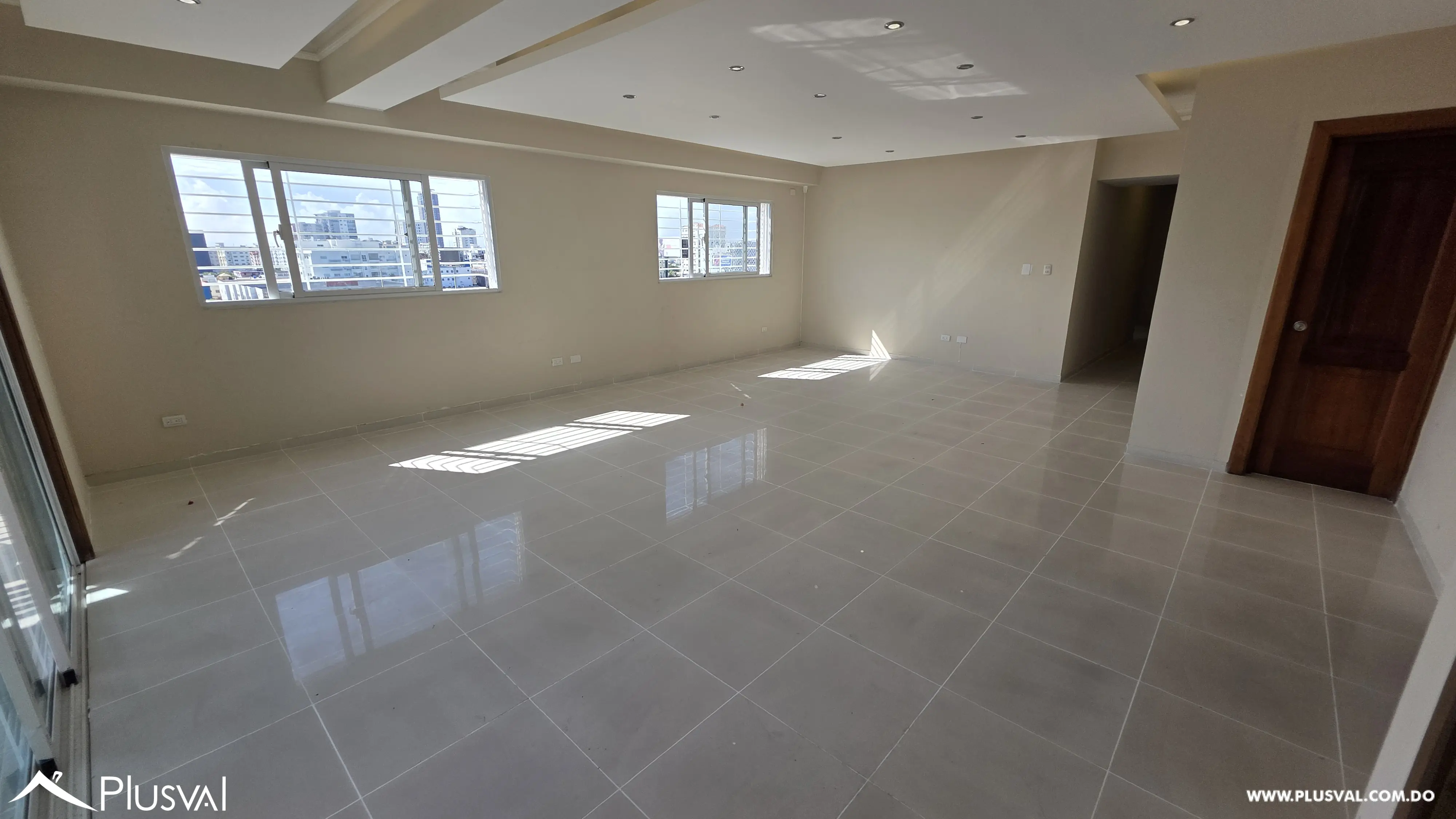 Amplio apartamento en alquiler en Evaristo Morales 536926