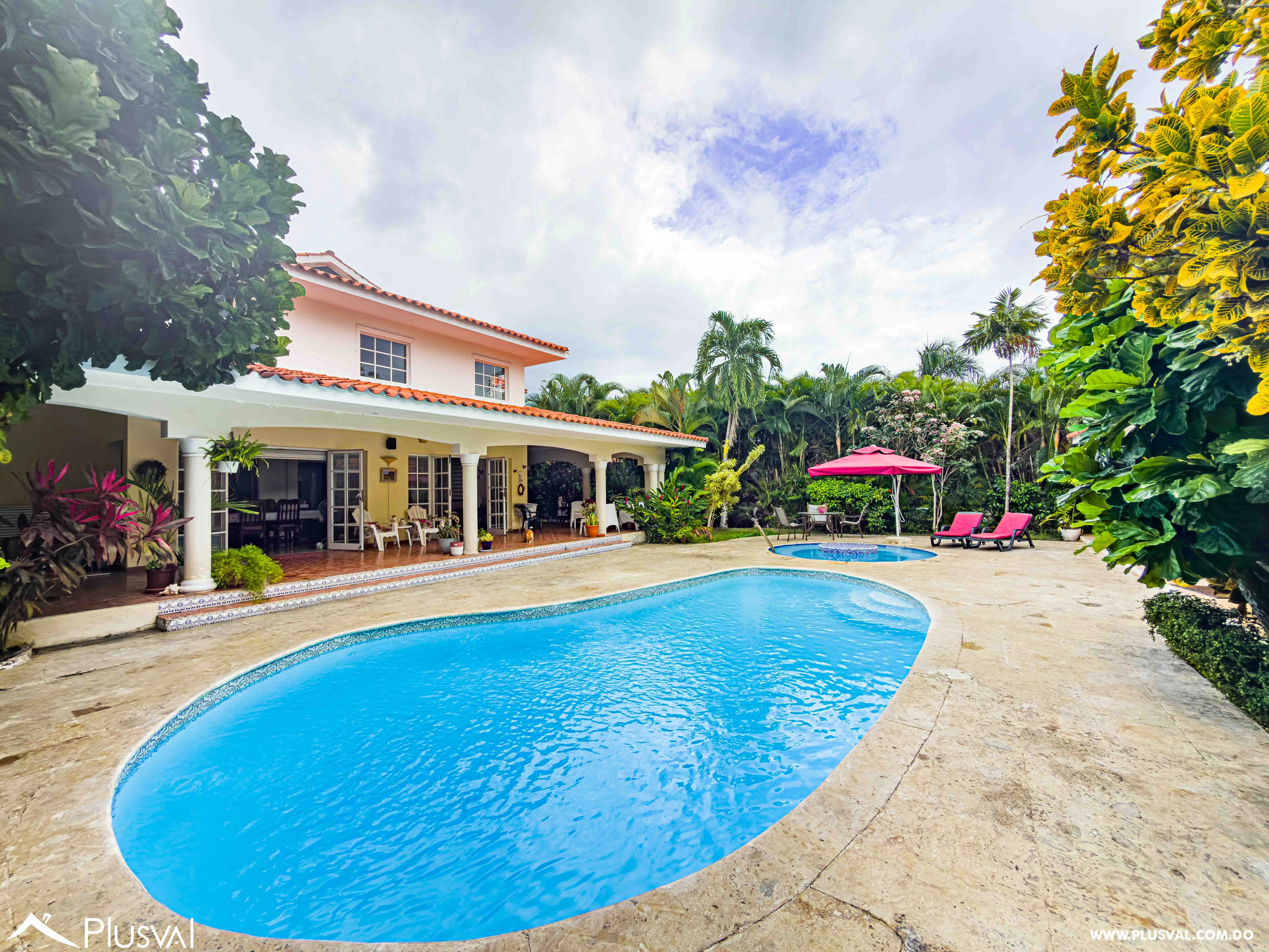 Villa en Venta en Juan Dolio con Piscina, Gazebo y Amplio Patio en Comunidad de Golf 496581