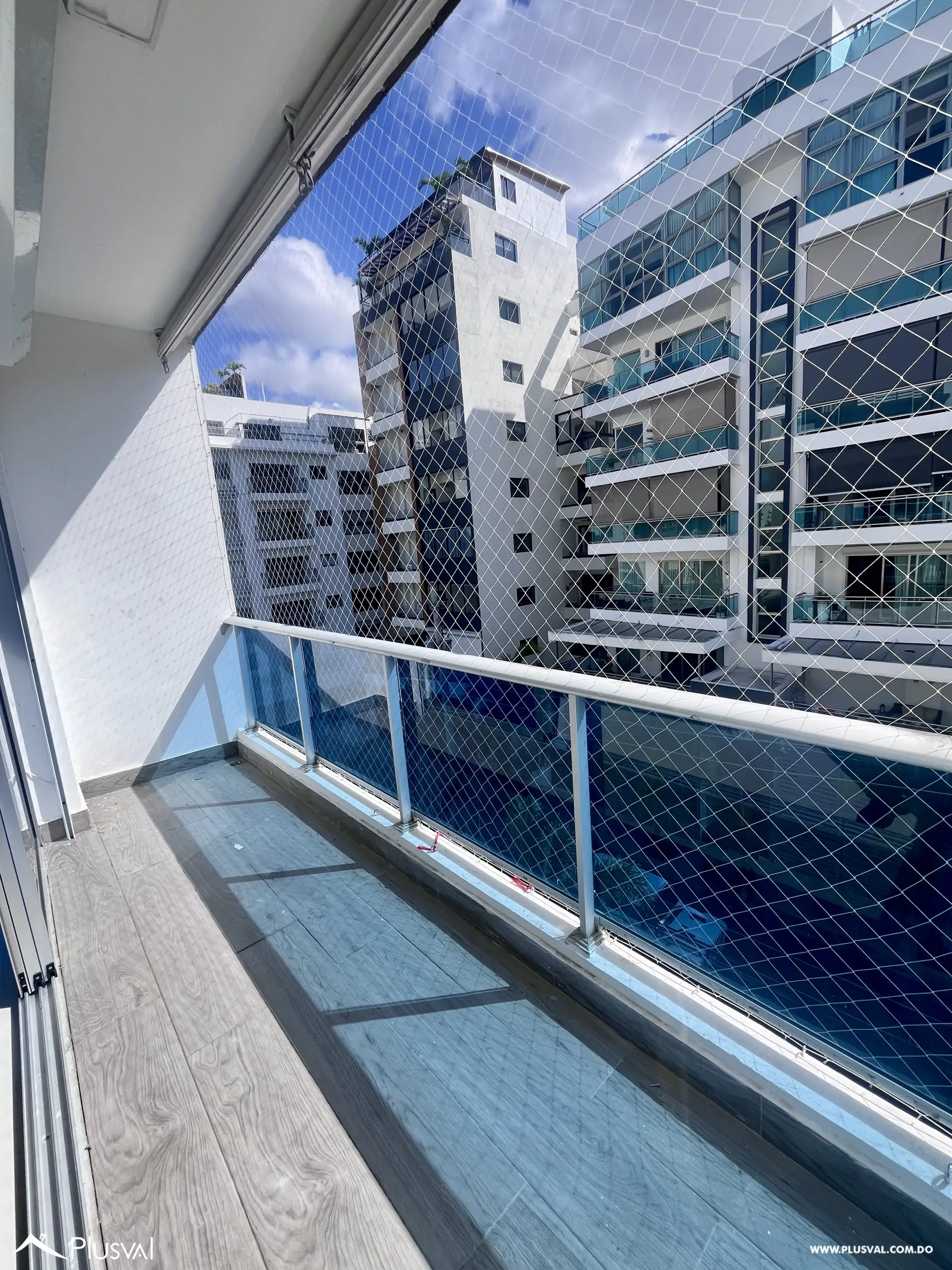 Amplio y moderno  apartamento en venta de  3 habitaciones en el millón 493682