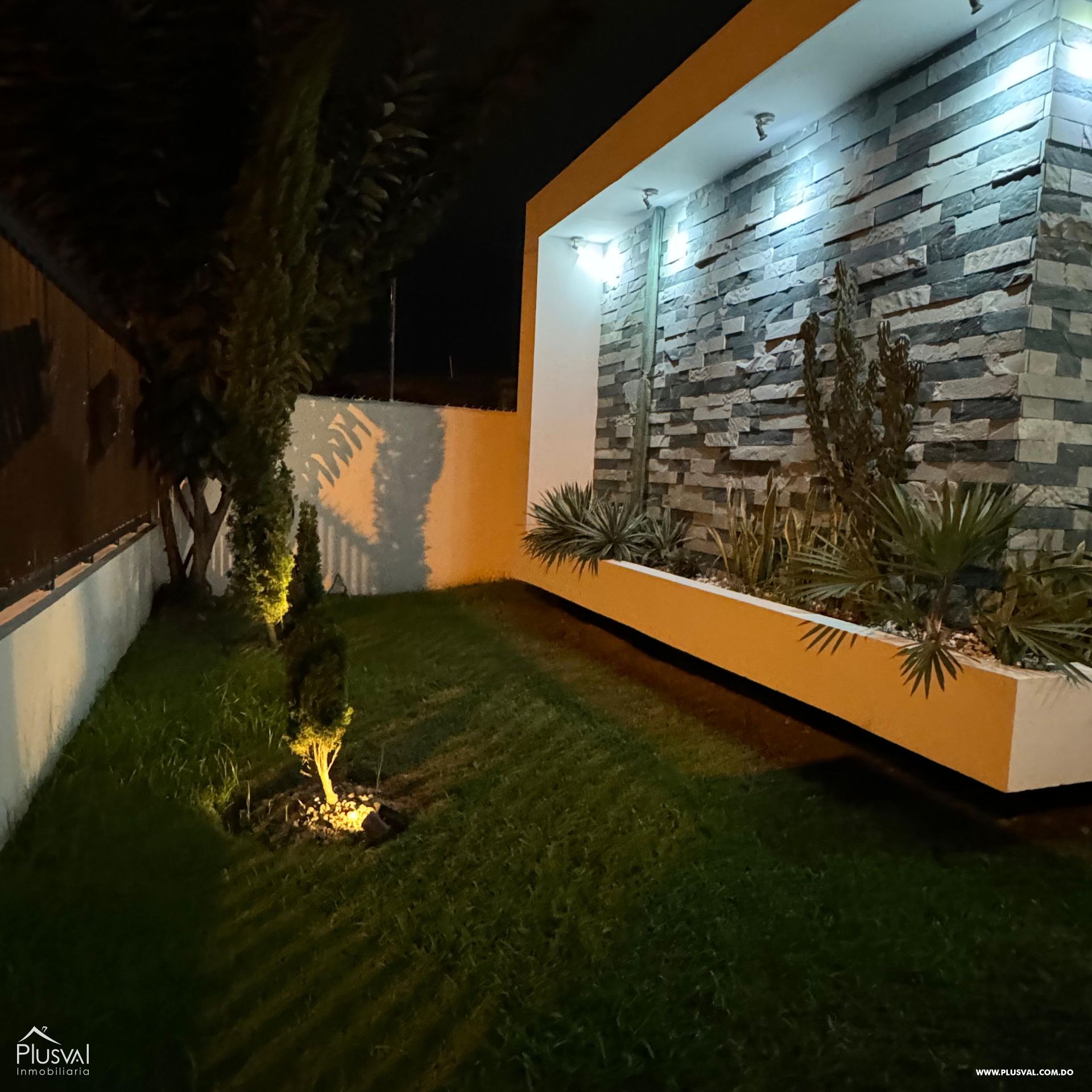 Casa con amplios espacios y moderno diseño en La Vega. 397689
