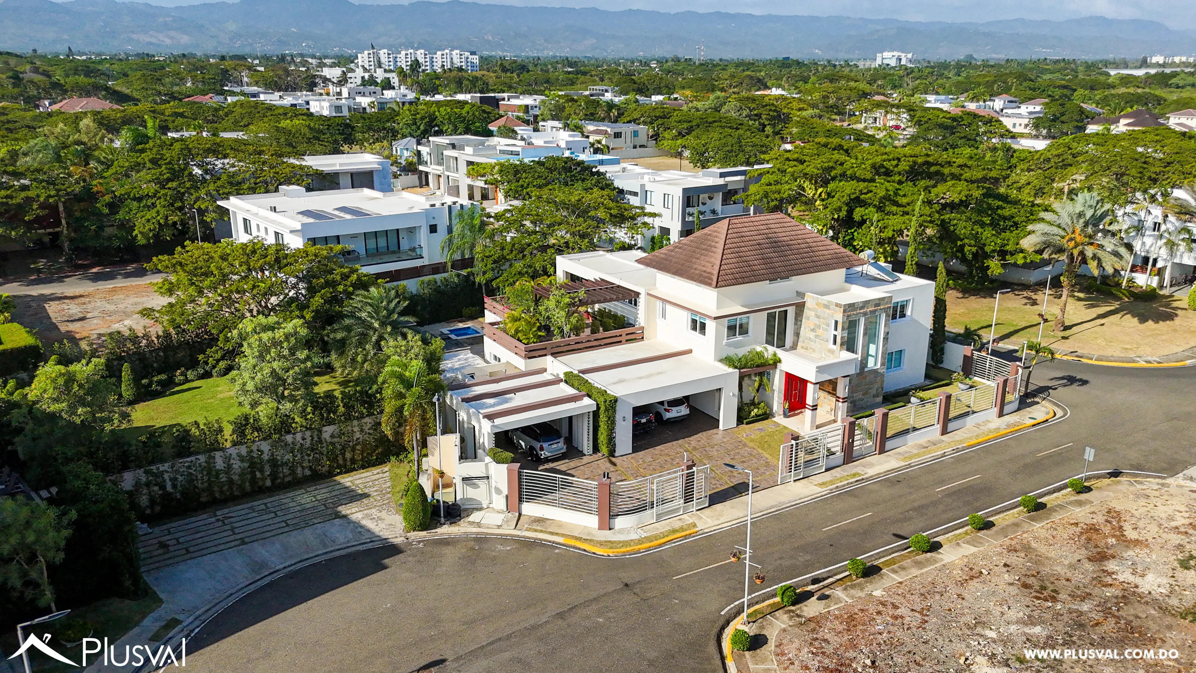 Exclusiva Casa de Dos Niveles en Venta con Piscina y Patio 522148