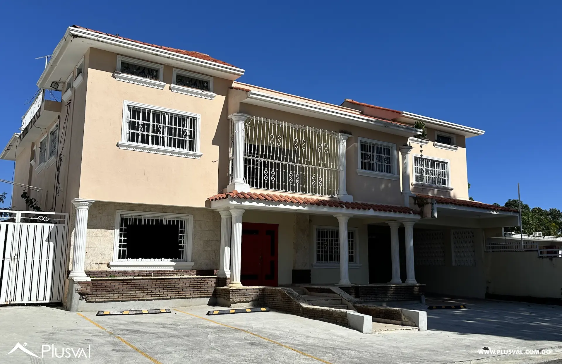 Casa Comercial en Alquiler en Los Prados | 2 Niveles y 7 Parqueos 491624