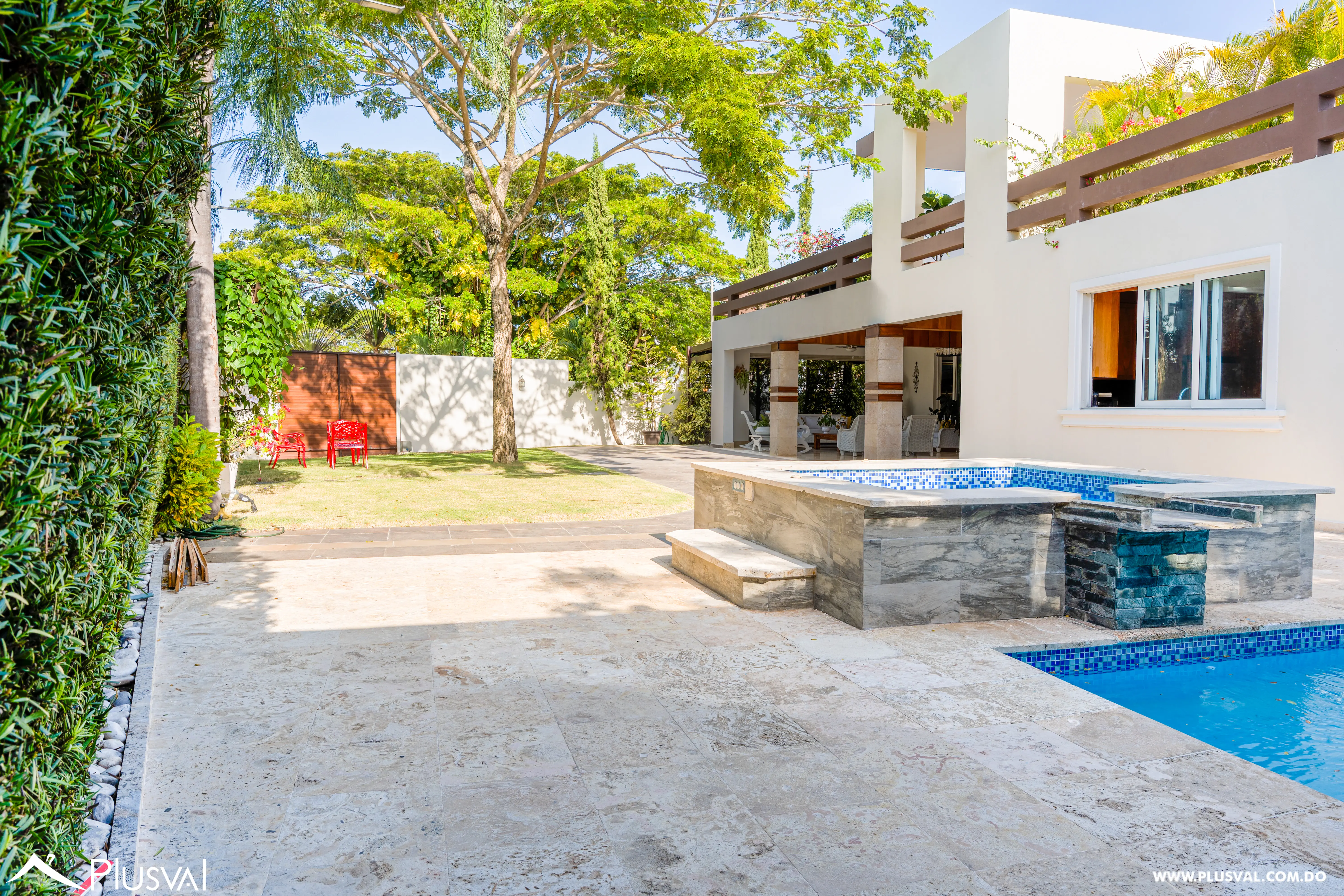 Exclusiva Casa de Dos Niveles en Venta con Piscina y Patio 522150