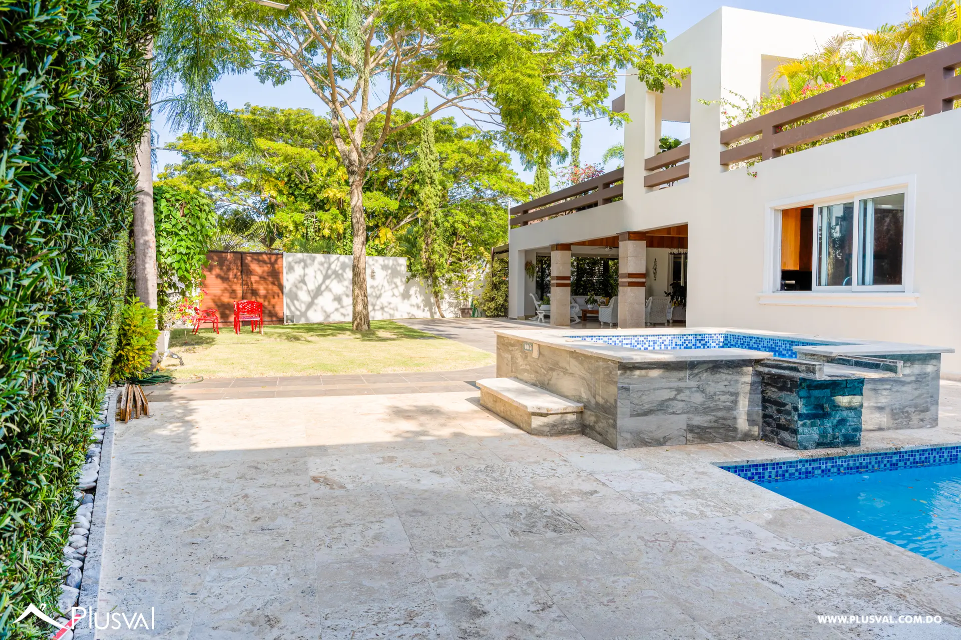 Exclusiva Casa de Dos Niveles en Venta con Piscina y Patio 522150