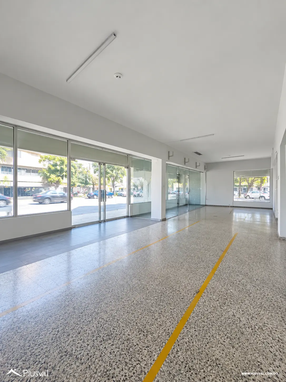 Alquilo Excelente Local en Primer Nivel en Evaristo Morales 526307