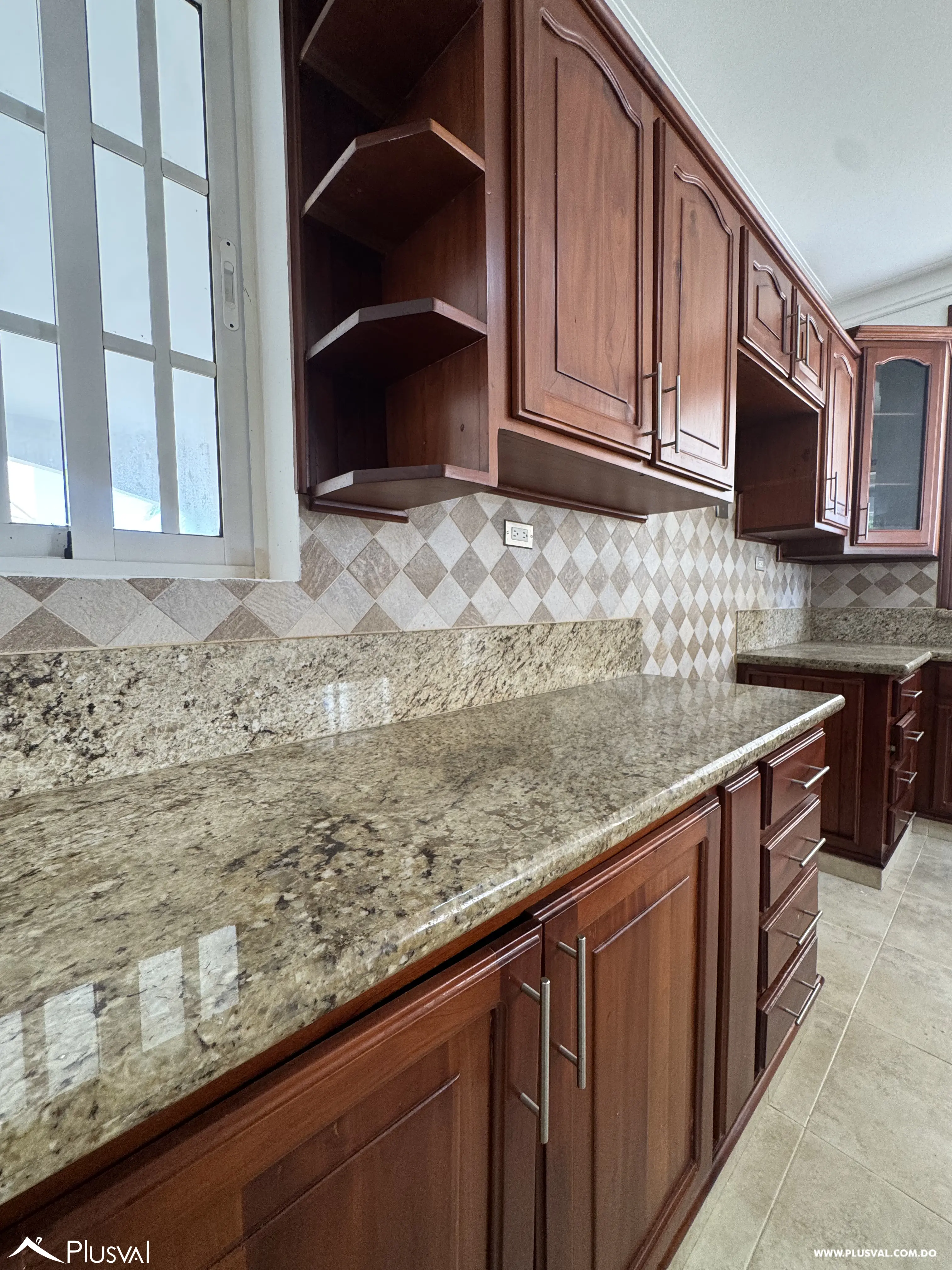 Casa de Dos Niveles en Alquiler en Exclusivo Complejo Habitacional Privado 528695