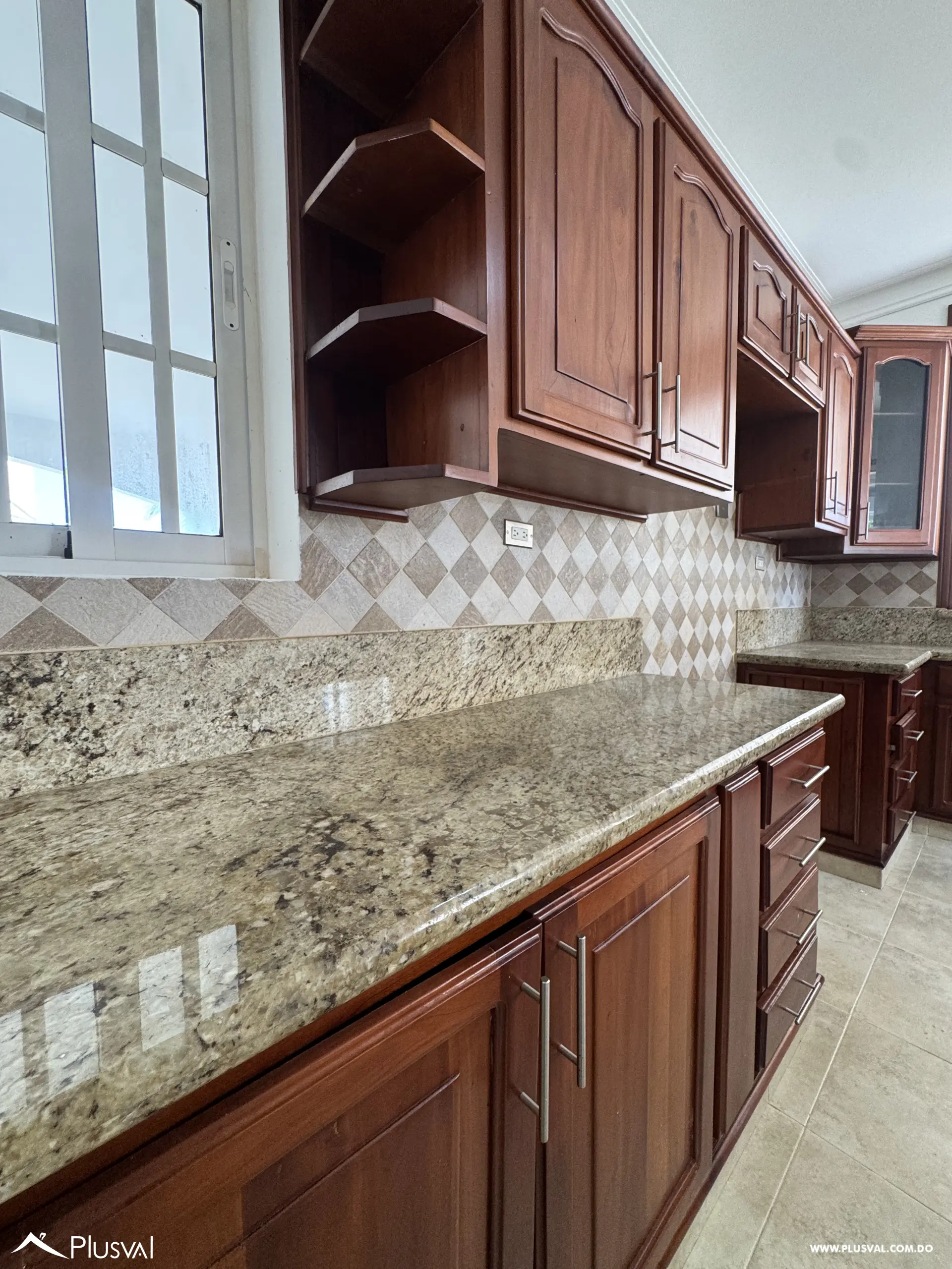Casa de Dos Niveles en Alquiler en Exclusivo Complejo Habitacional Privado 528695