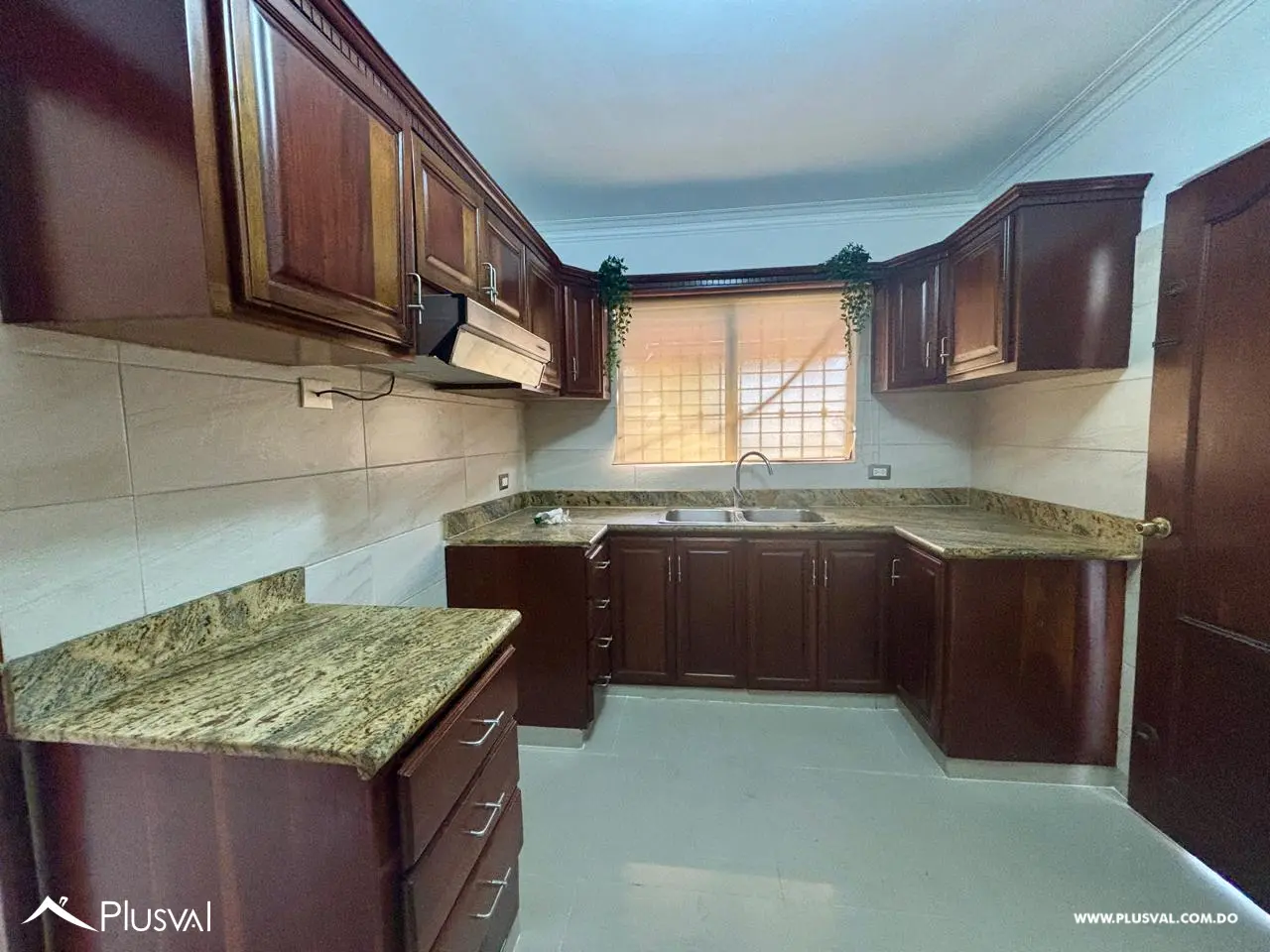 Amplio apartamento en alquiler, ubicado en Las Praderas. 526848