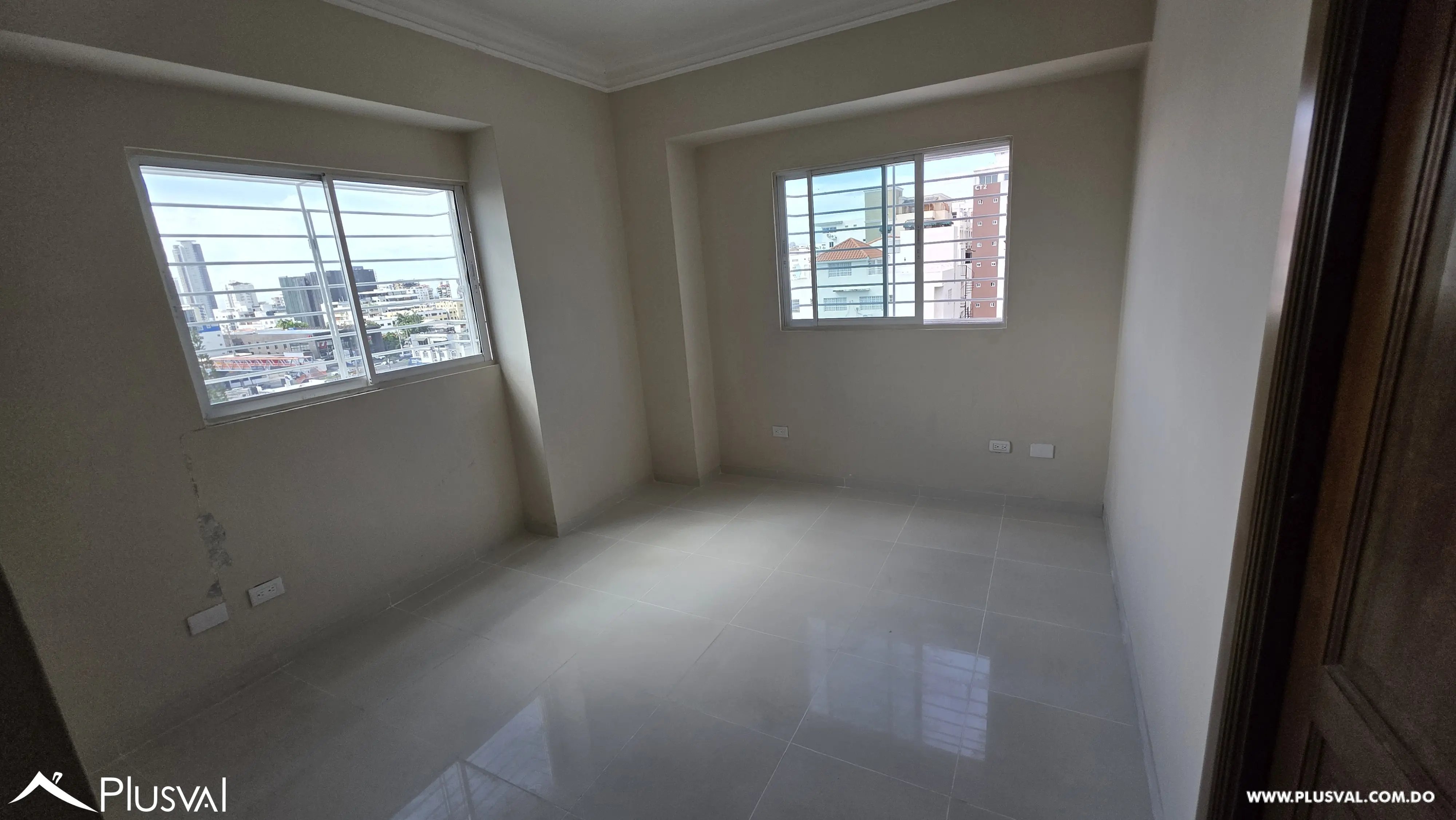 Amplio apartamento en alquiler en Evaristo Morales 536929