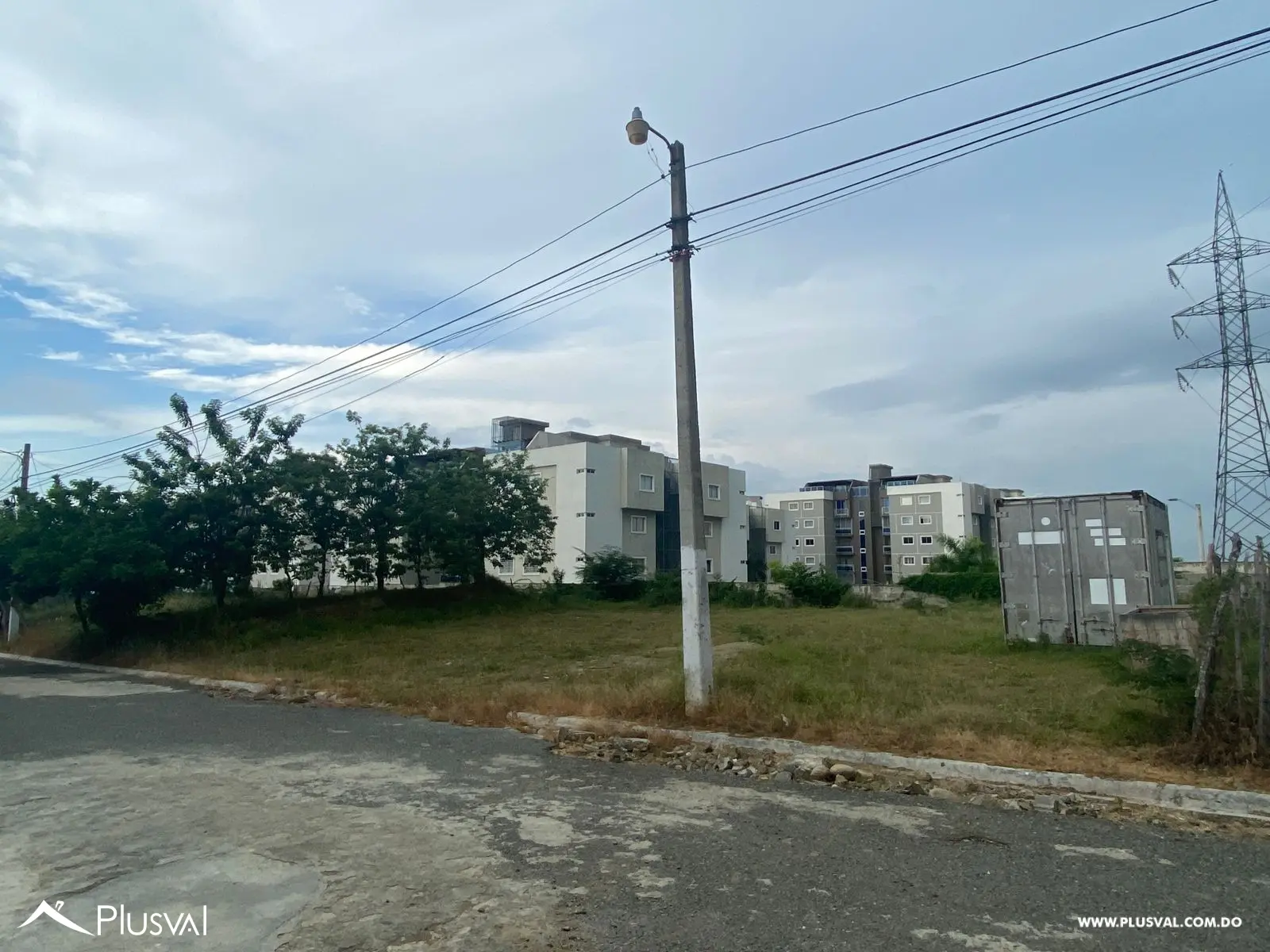 Venta de solar de 300 MT2 en urbanización cerrada 467427