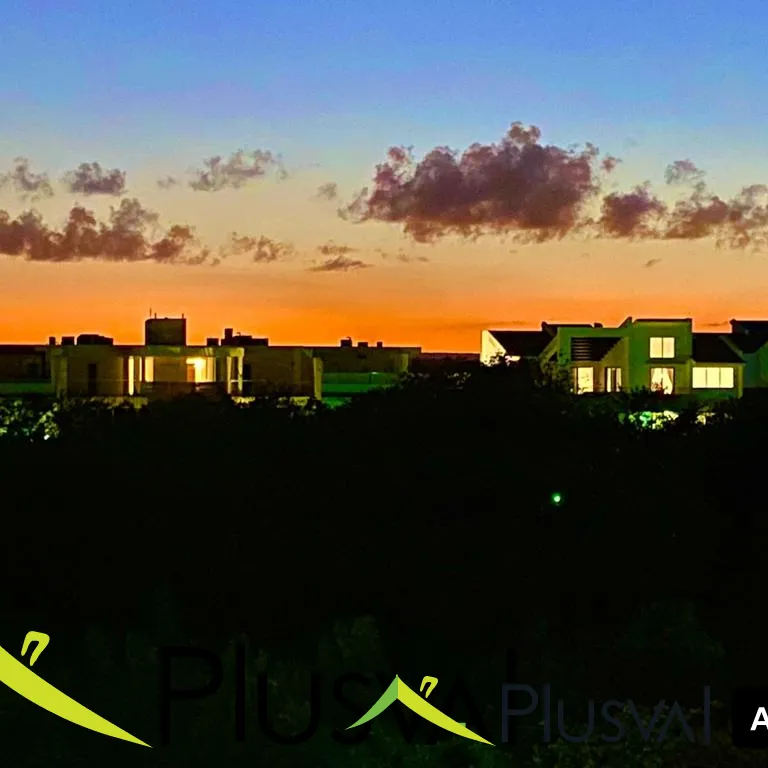 Amplio apartamento en venta con terraza y acceso a playa en Punta Cana Village 444530
