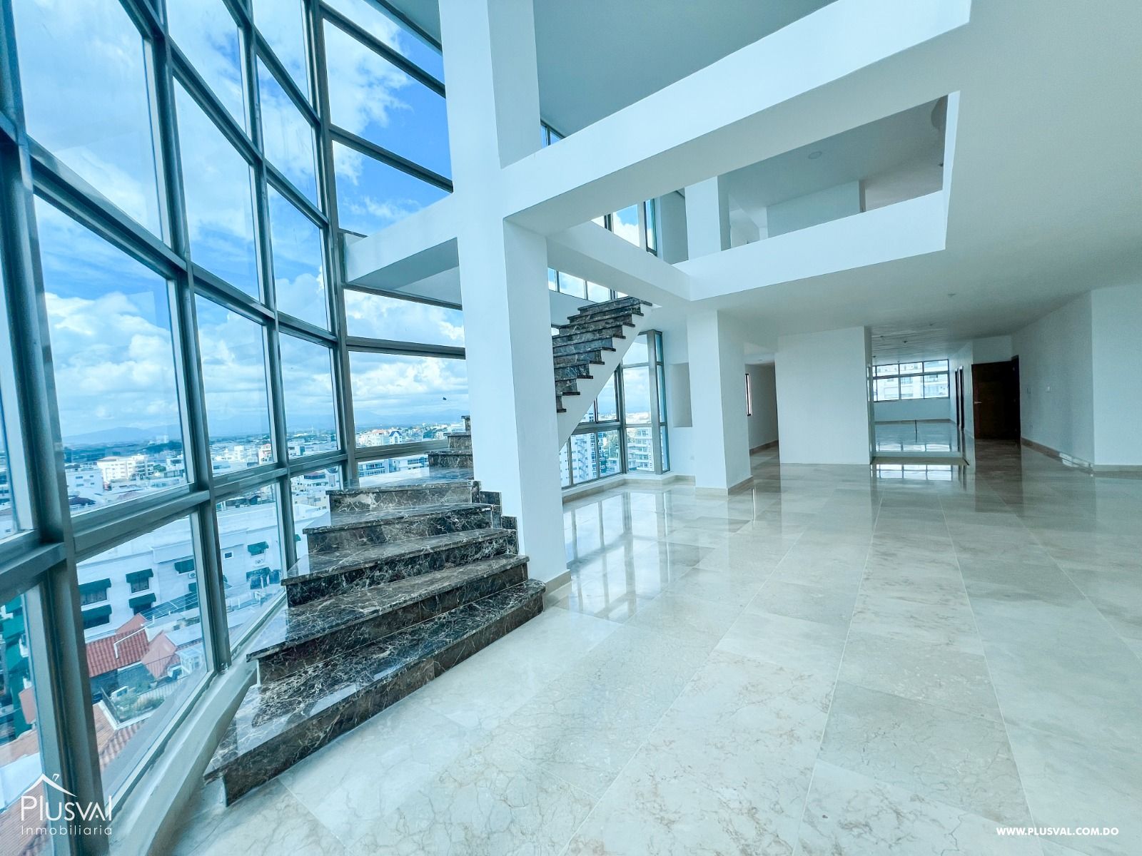 Impresionante PentHouse de tres niveles a pasos del parque Mirador Sur, con ascensor interno. 435392