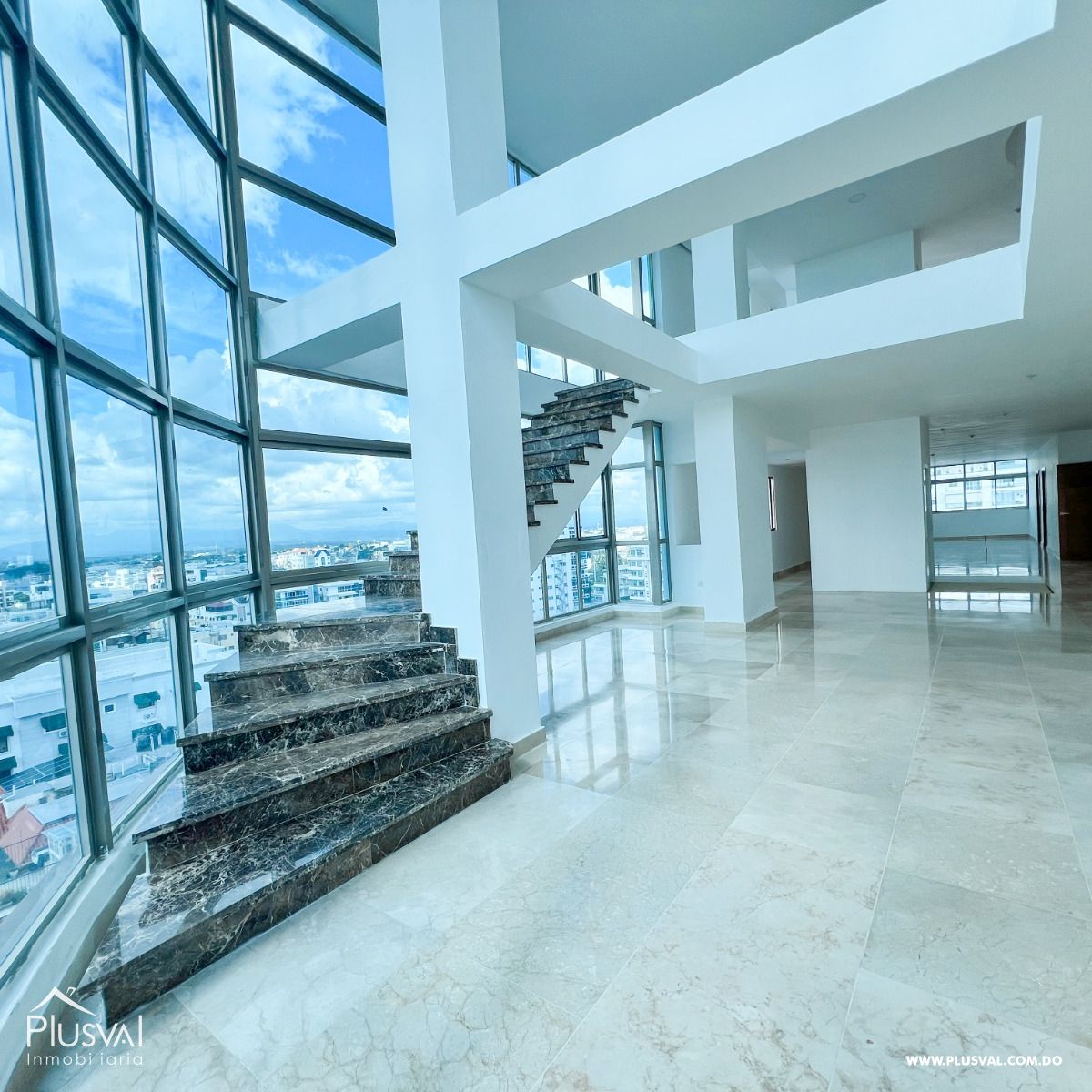 Impresionante PentHouse de tres niveles a pasos del parque Mirador Sur, con ascensor interno. 435392