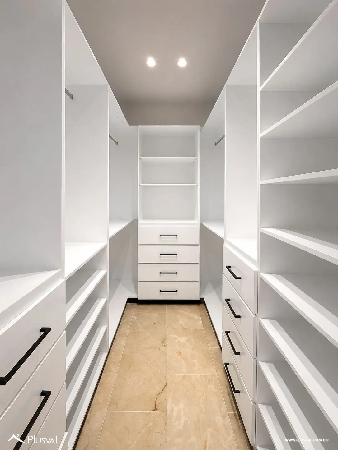 Apartamento en venta de 3 habitaciones, 3 parqueos y estudio y family en Los Cacicazgos 507986
