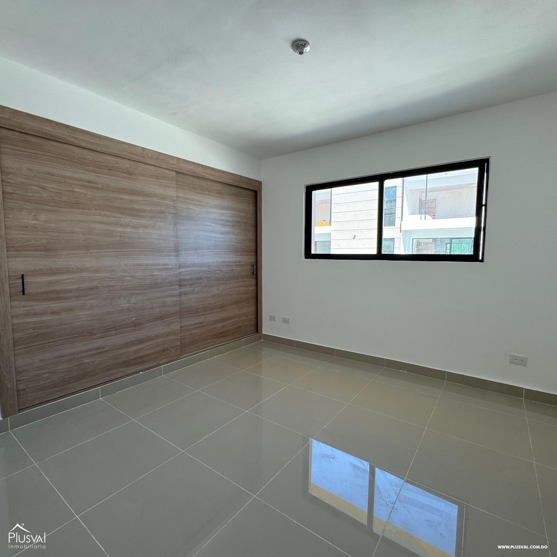 Apartamento próximo a la Carretera Duarte con terraza en el quinto nivel, jacuzzi y habitación adicional 406788