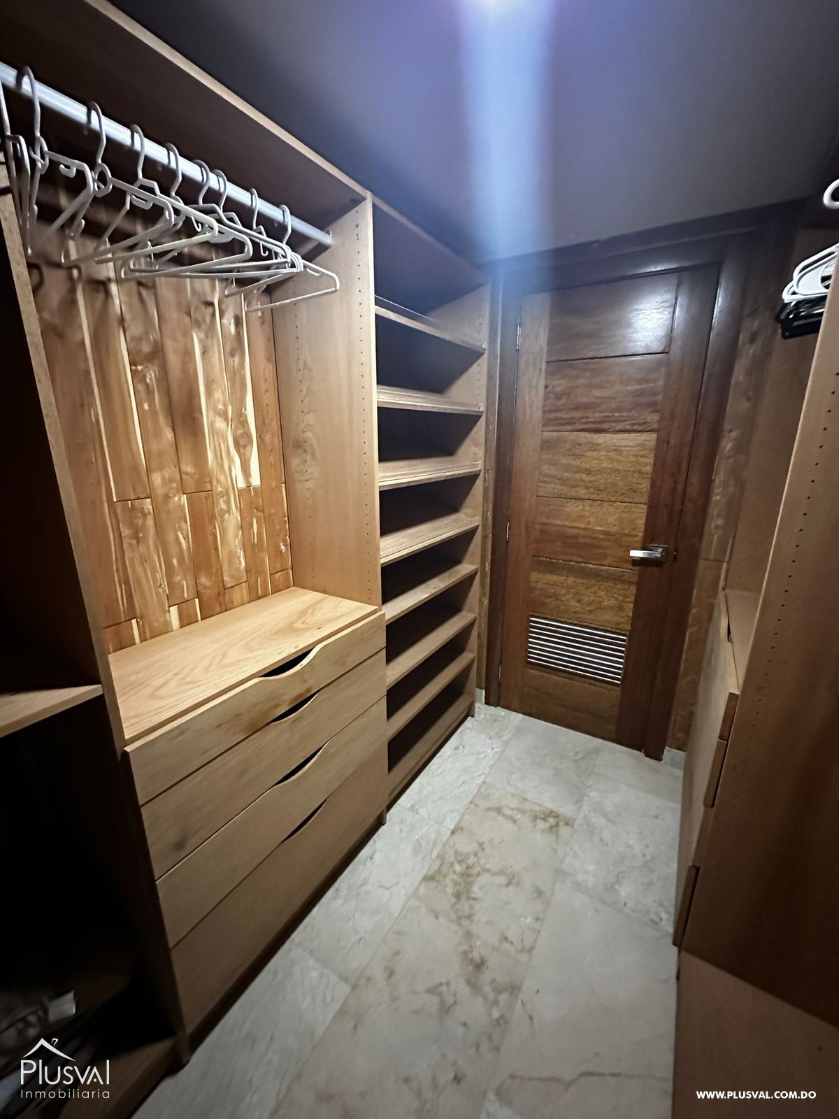 Residencia de lujo en Evaristo Morales. Amplio, privado y estratégicamente ubicado. 319269
